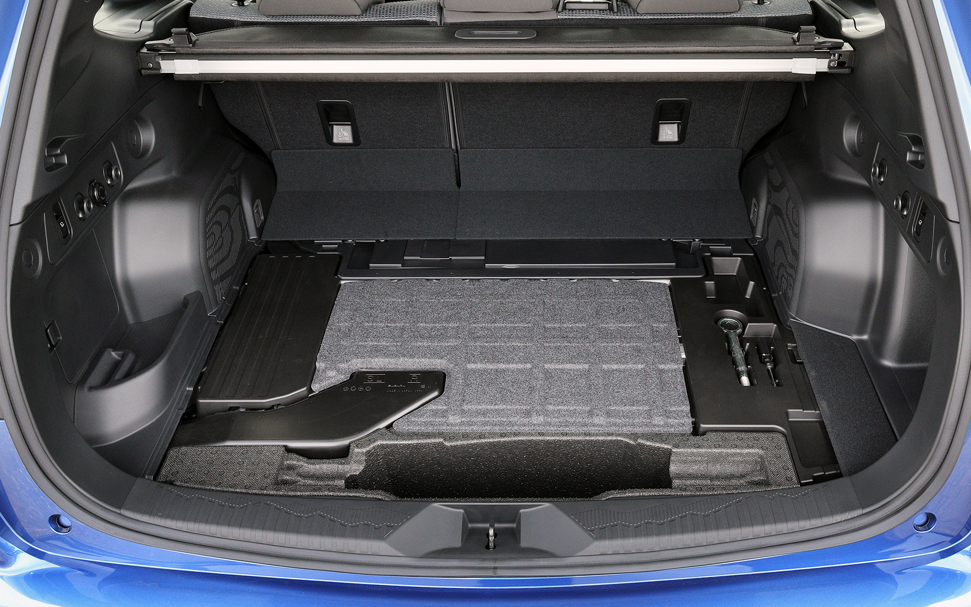 新型フォレスター Premium EX（プロトタイプ）のラゲッジ。サブトランクを含めた荷室容量はVDA方式で485Lを確保する