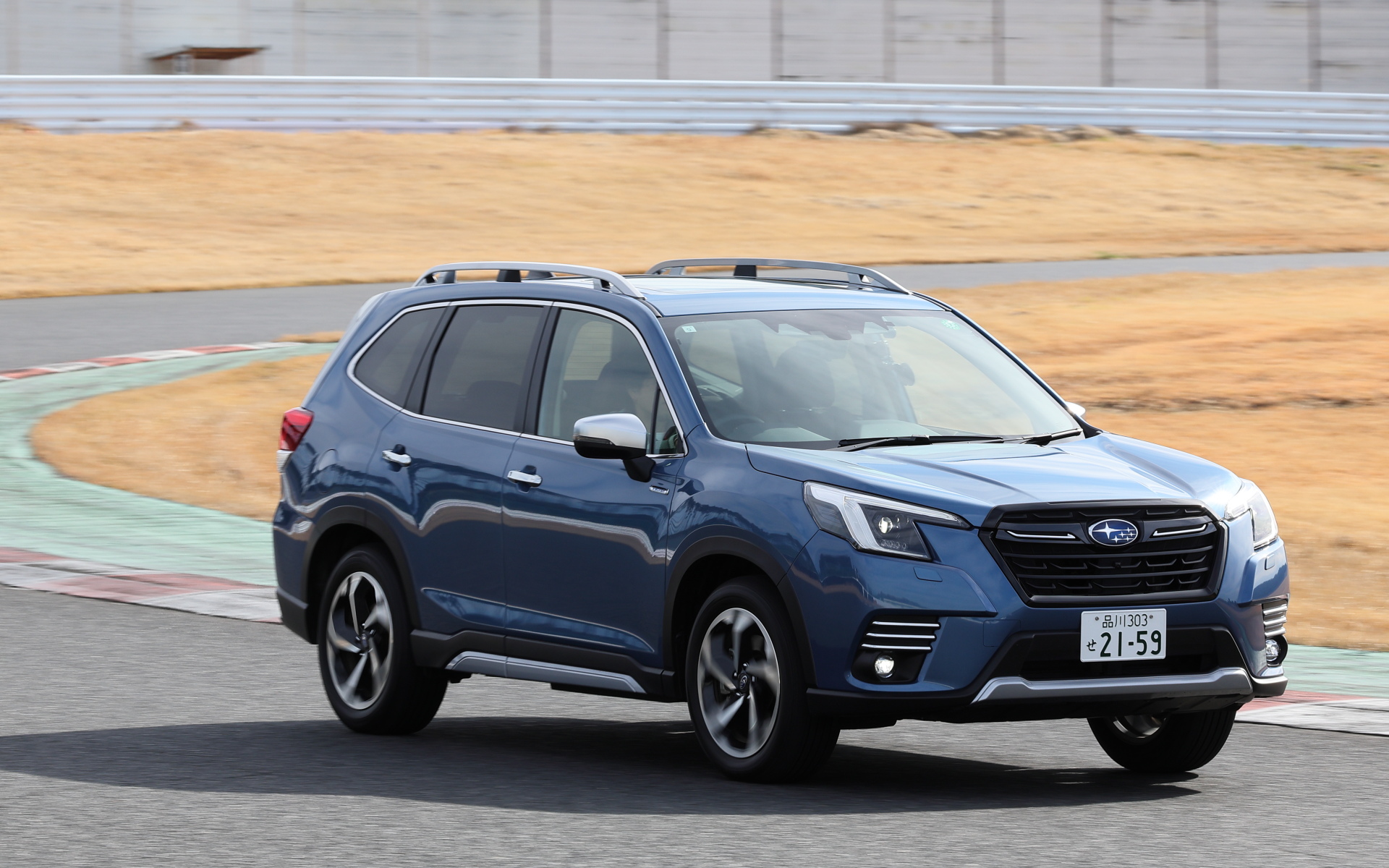 新型との比較車両として、2.0リッター直噴エンジン＋モーターを搭載するe-BOXER（マイルドハイブリッド）の先代モデル「フォレスター Advance」にも試乗