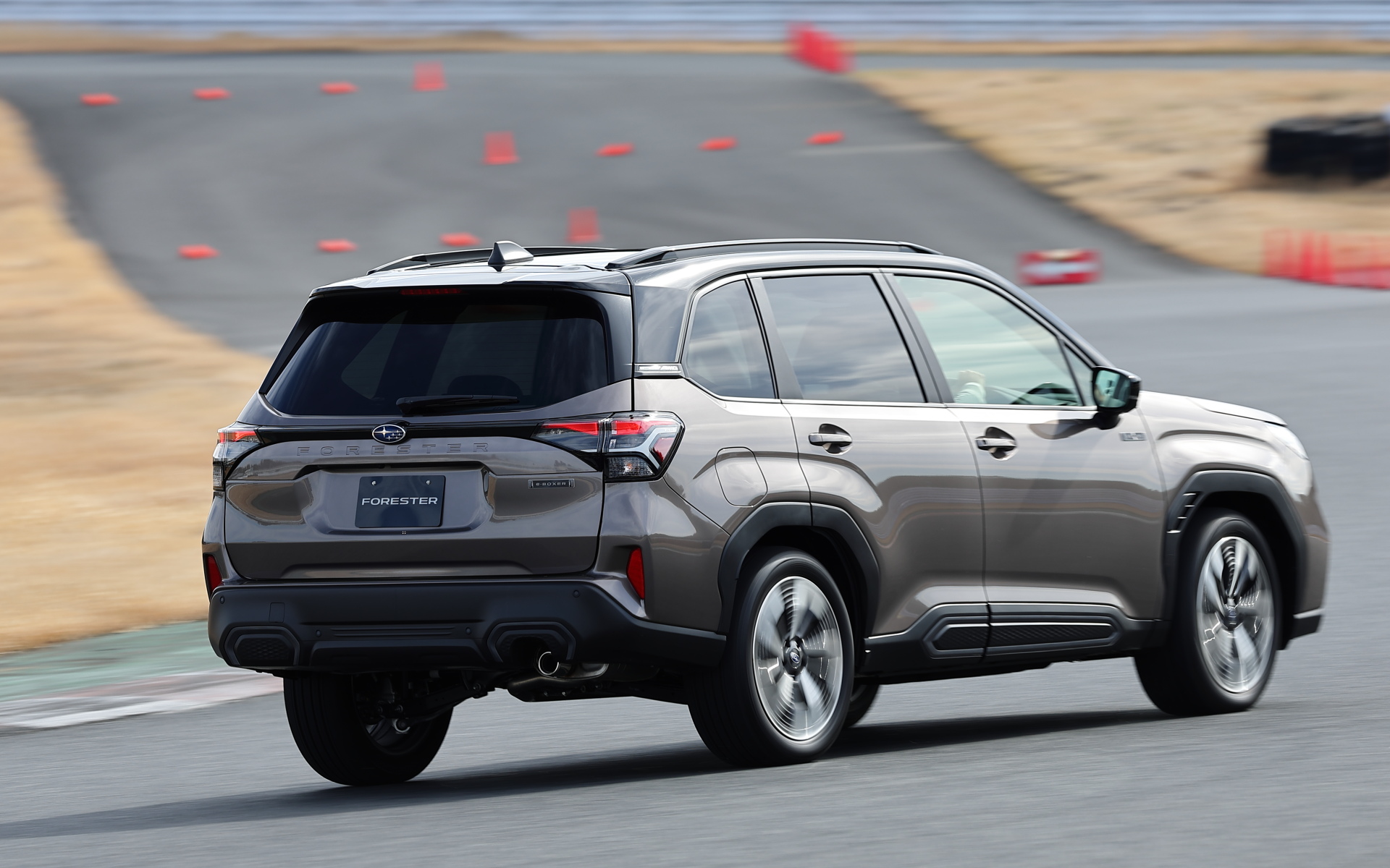 新型フォレスターのストロングハイブリッドモデル「Premium EX」（プロトタイプ）