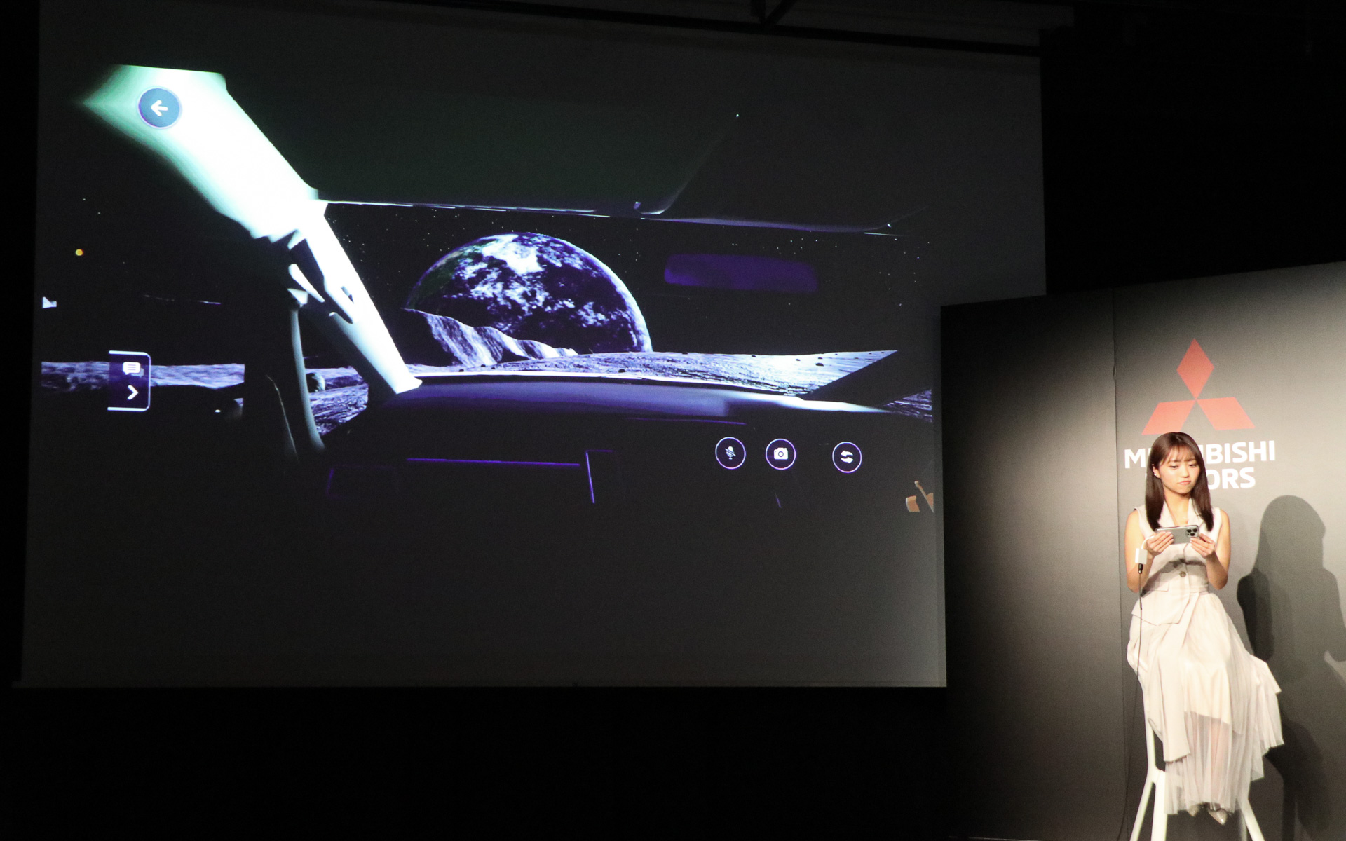 「宇宙ならではの目的地」として月面から地球が見える場所に到着。カメラ機能を使って記念撮影も行なった