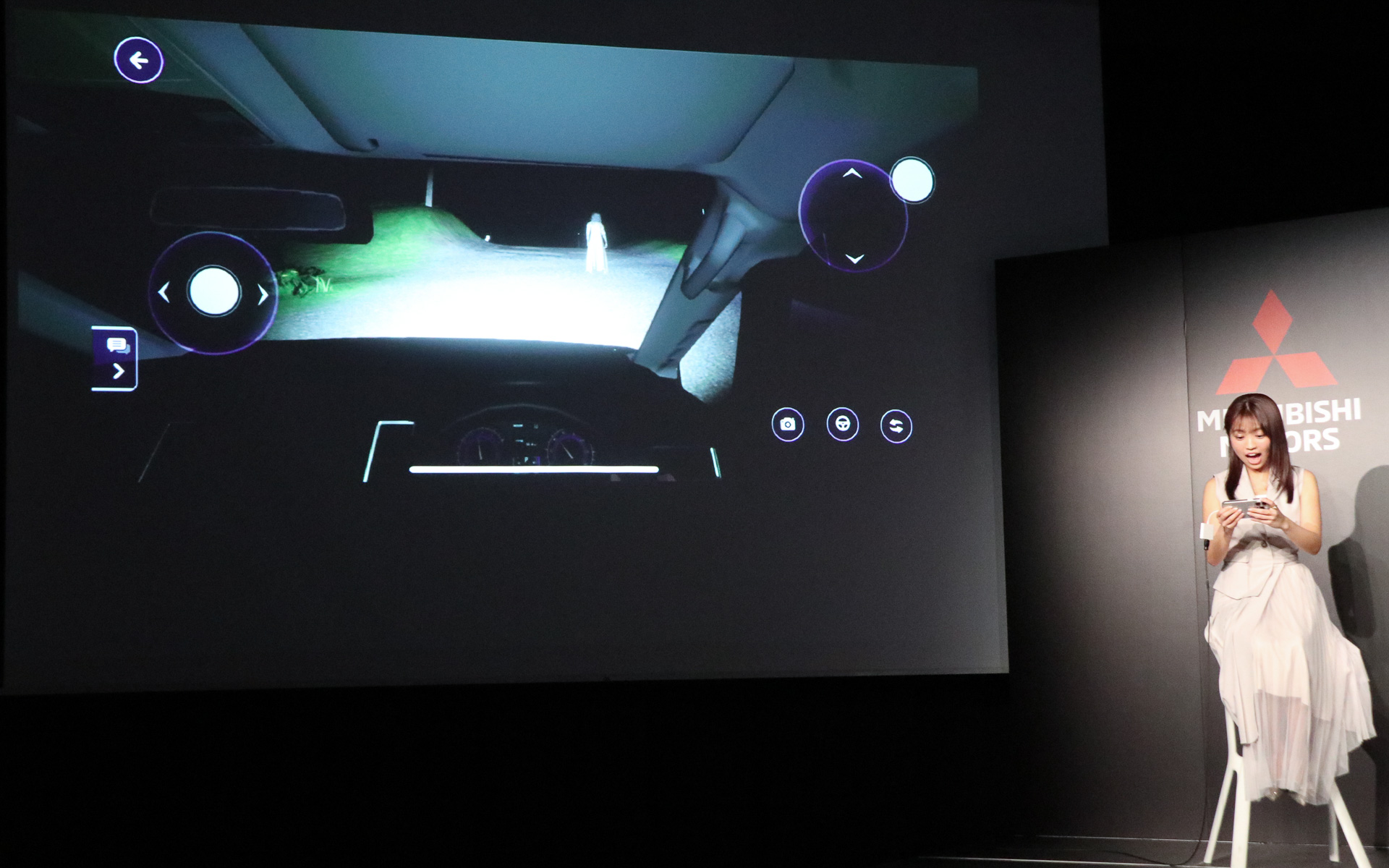 不意に出現する半透明に人影を見て悲鳴を上げる大原さん