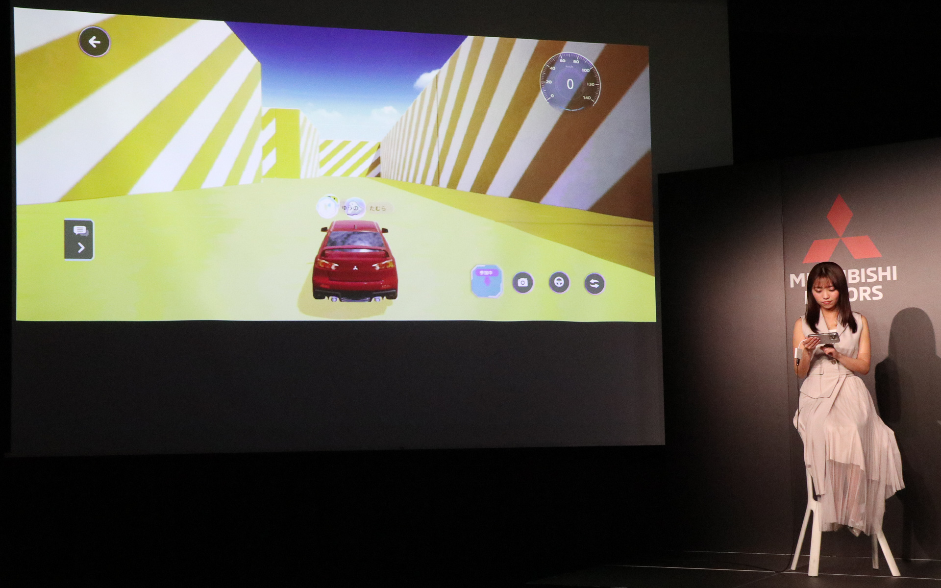 「ドライブ・ラビリンス」では別会場の女性スタッフと音声チャットで会話しつつ巨大迷路内を走行