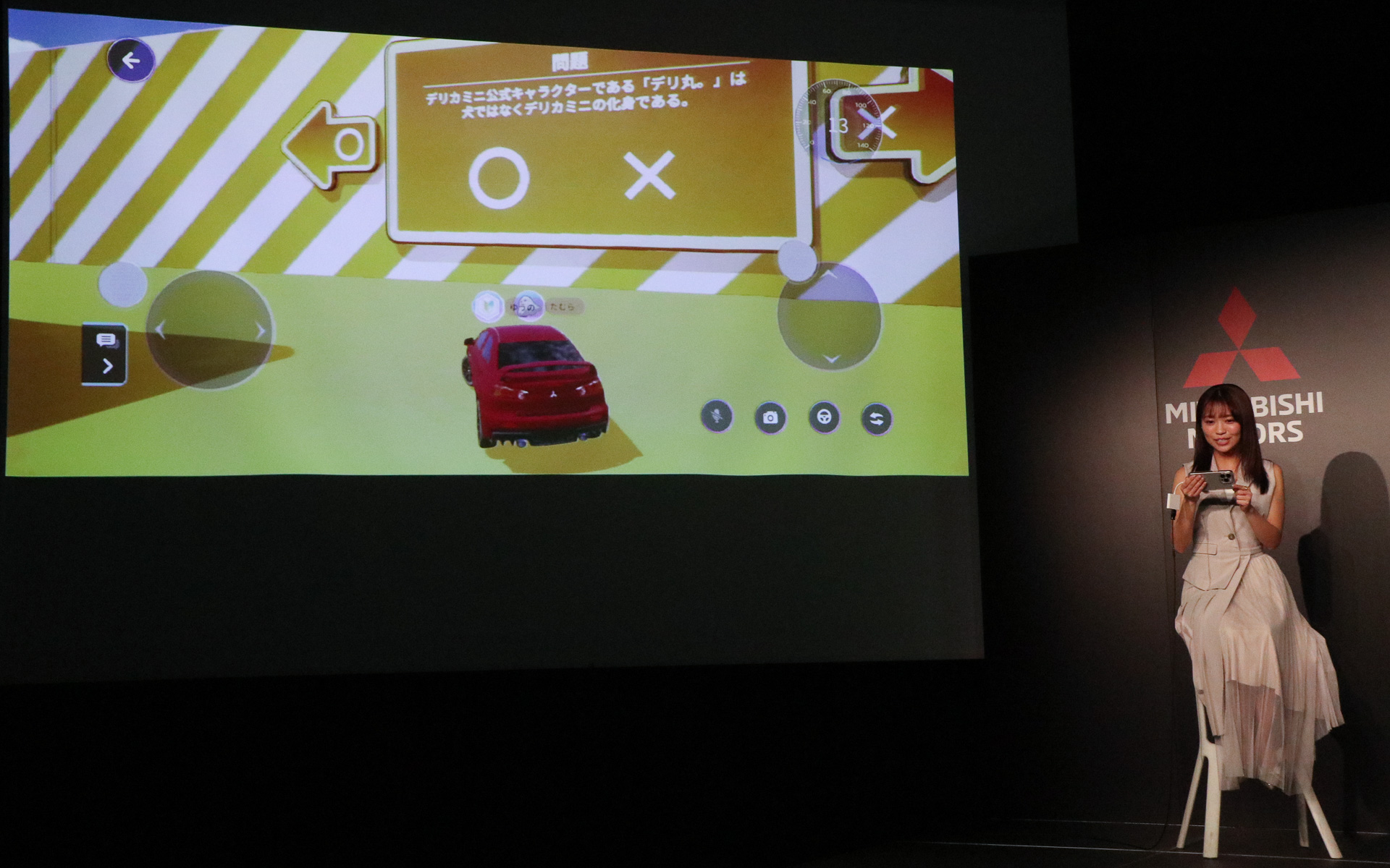 「ドライブ・ラビリンス」では別会場の女性スタッフと音声チャットで会話しつつ巨大迷路内を走行