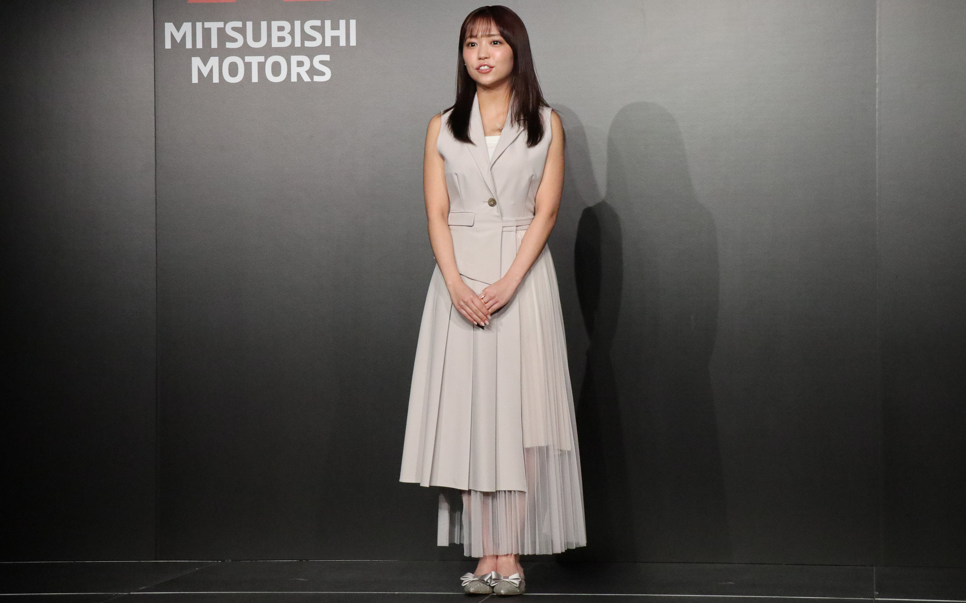 “桜を連想させるようなピンク”でメイクを行ない、髪の毛も舞台向けの赤から爽やかな印象の色に今朝変えてきたという