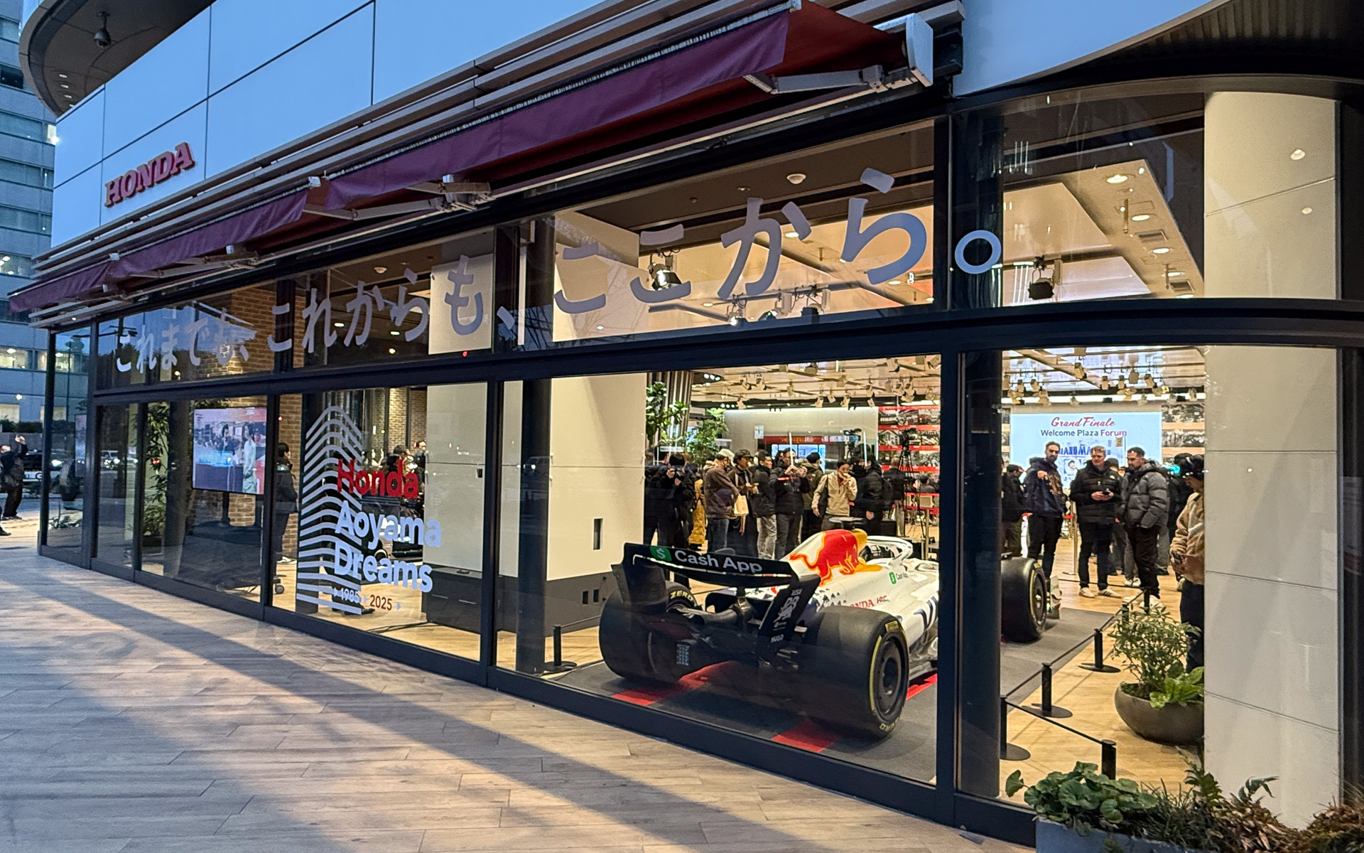 ウィンドウには、「これまでも、これからも、ここから。」のメッセージ