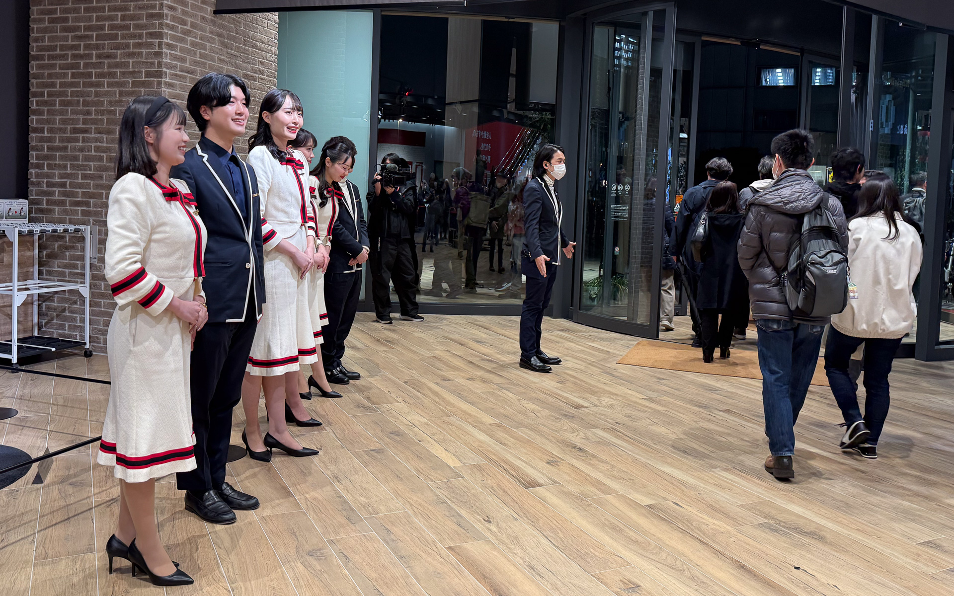 来場者をお見送り