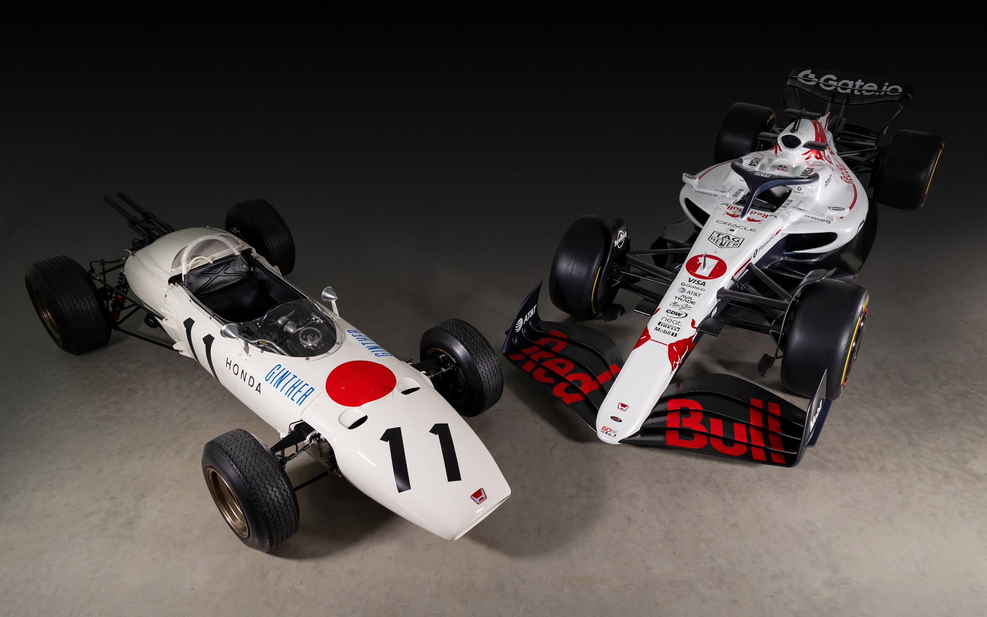 オマージュの元となったRA272（左）とスペシャルカラーリングを施したRB21（右）