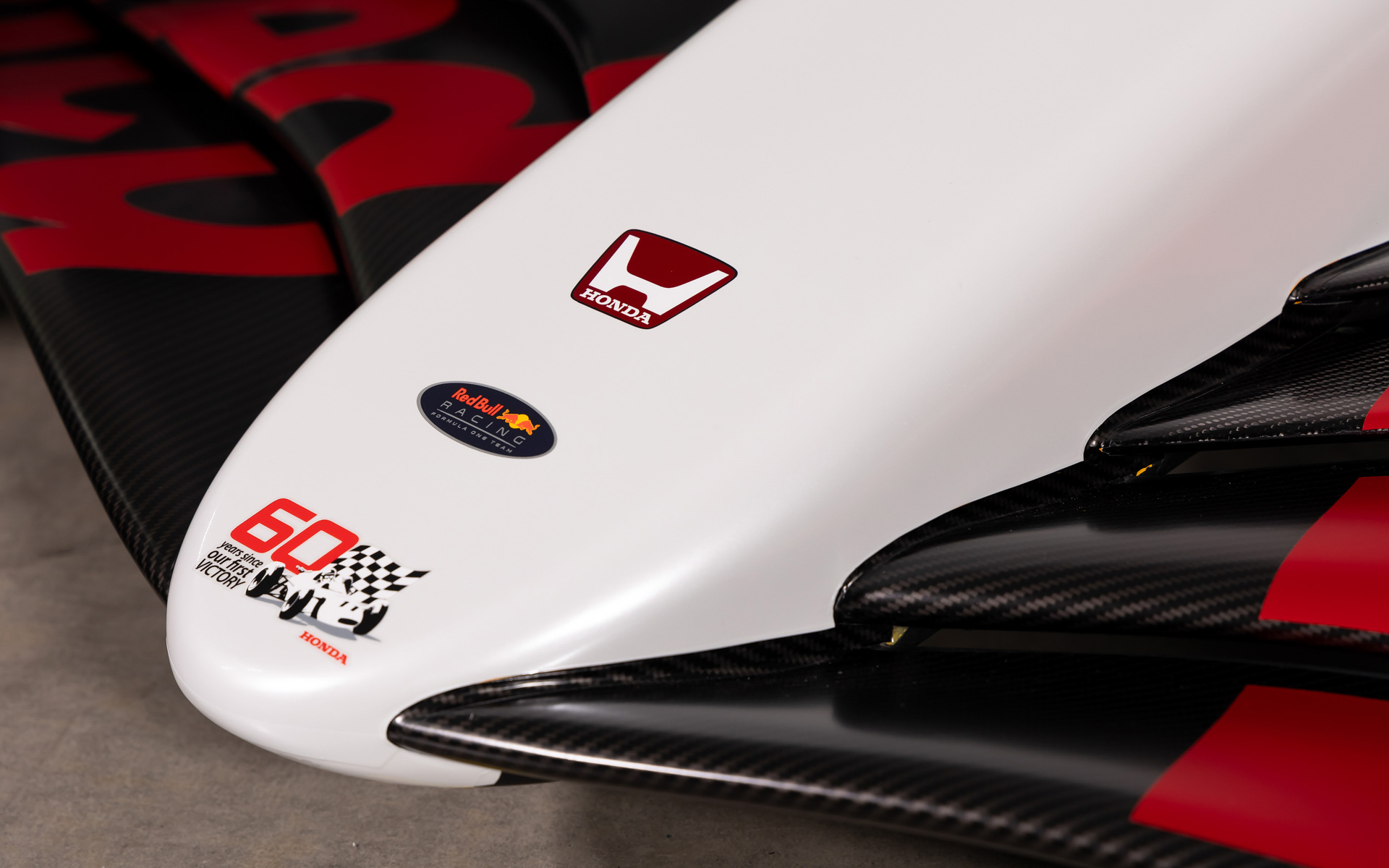 RB21に掲出されるHonda F1初優勝60周年記念ロゴ