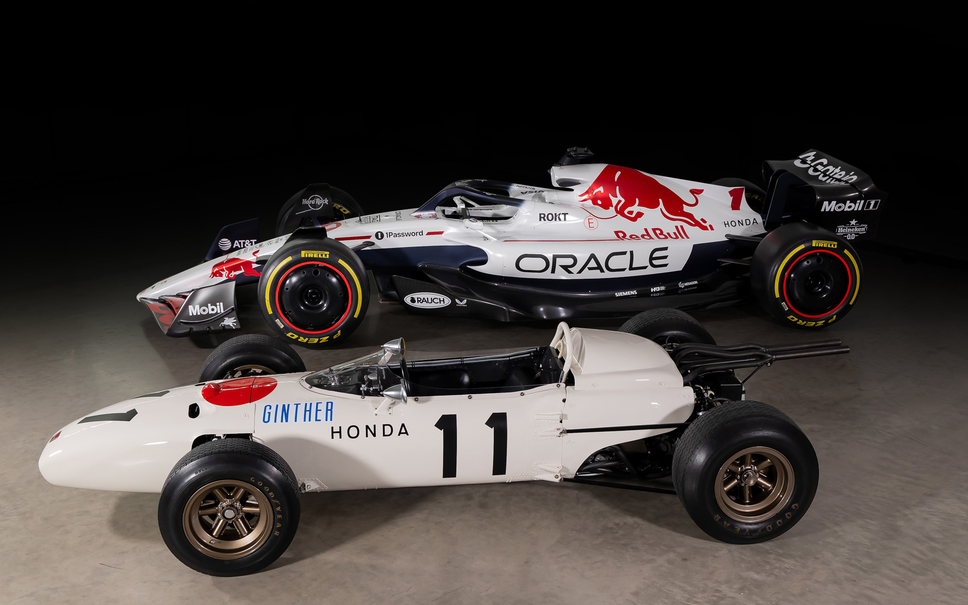 オマージュの元となったRA272（手前）とスペシャルカラーリングを施したRB21（奥）