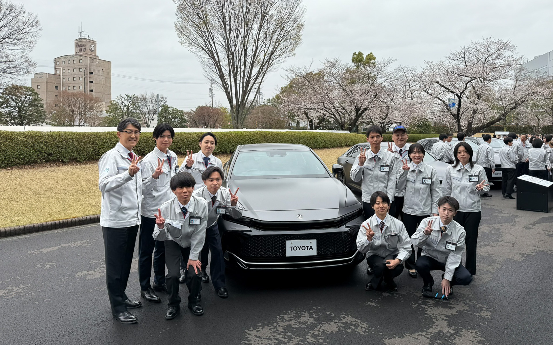 新型クラウンの特別仕様車と一緒に記念写真