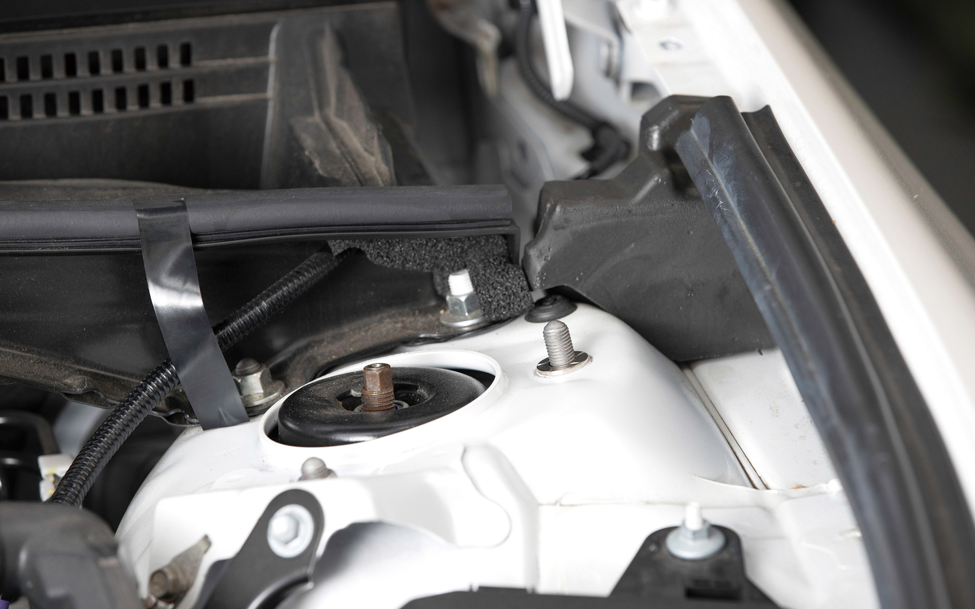 主な施工箇所はシートやサスペンションアッパーマウント