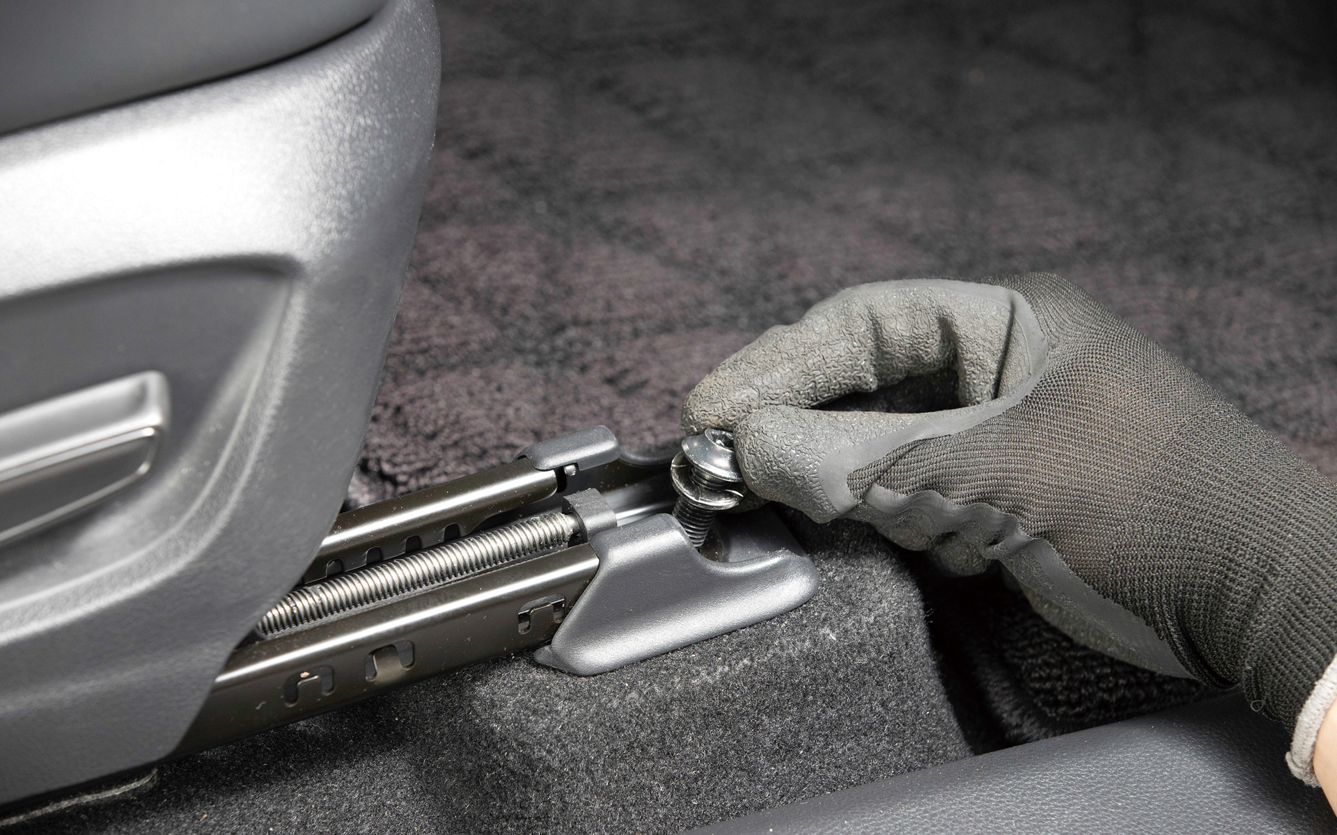 主な施工箇所はシートやサスペンションアッパーマウント