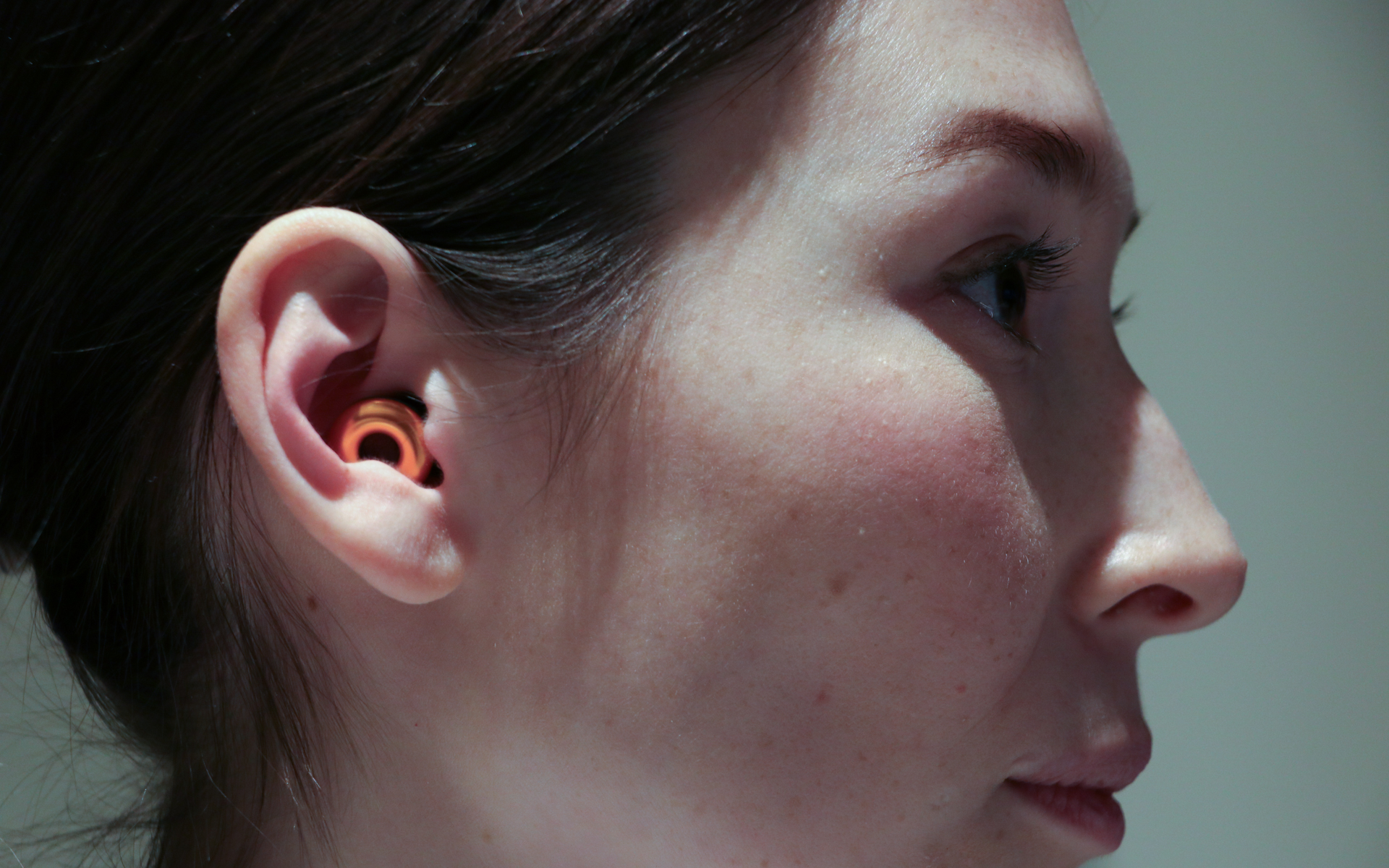 モデルはLoop JAPANの杉原氏。装着は耳に差して1/4ほど回転させるのがコツという