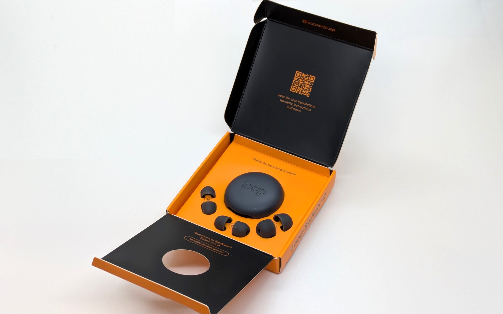 製品にはあらかじめMサイズが装着されているが、それ以外に、XS、S、Lの耳当てが付属するので、体格を問わず装着できる