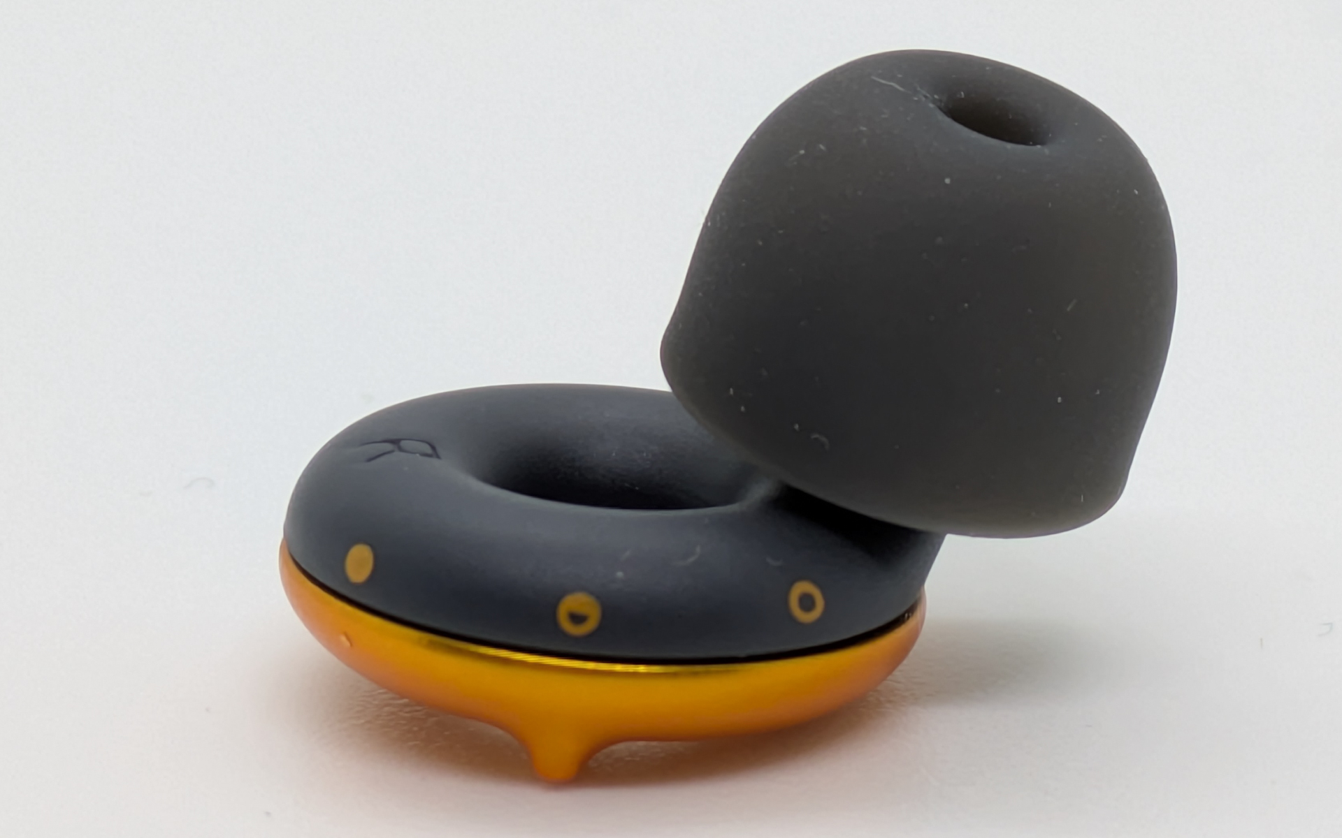 イヤーウェアには「右」「左」が分からなくならないようにRLが刻印されているほか、「Switch」製品のサイドにはノイズ除去レベルを変更できる3段階の印が配されている。変更は手でまわすだけと簡単