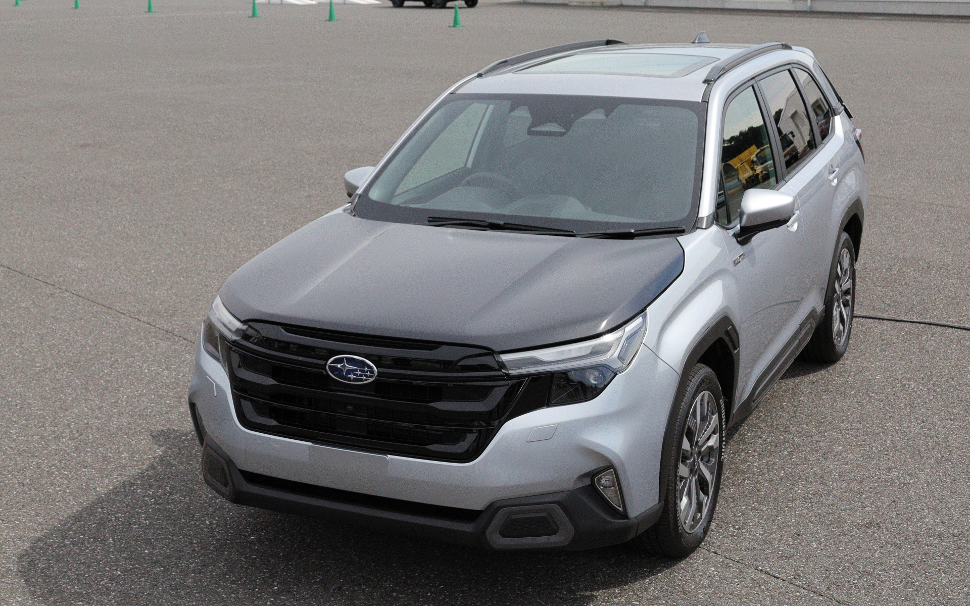 新型「フォレスター」プロトタイプ。なお、このボンネットだけブラックになっているカラーリングはデモンストレーション用のため、市販はされない。カッコイイけど