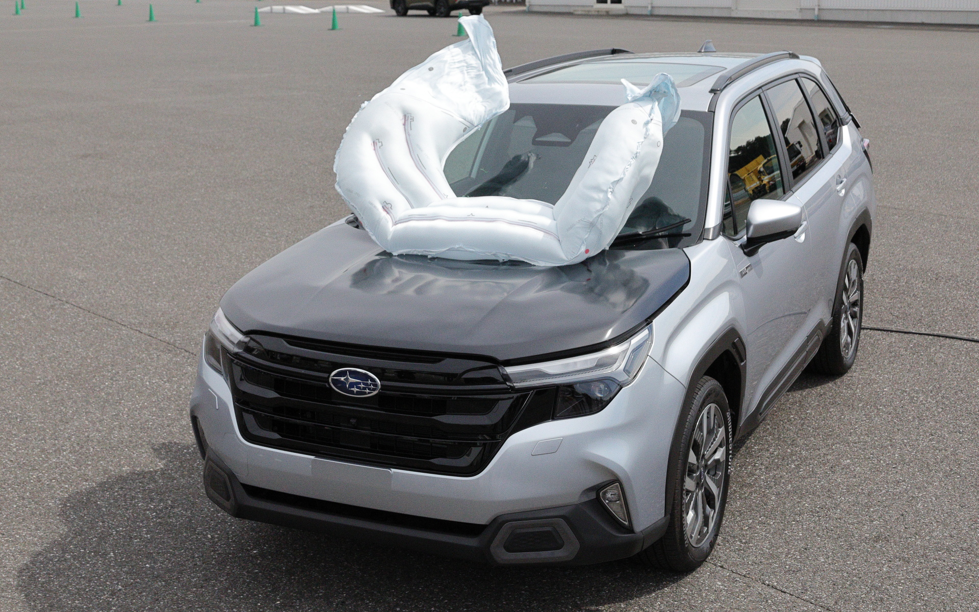 サイクリスト対応エアバッグが展開するところ