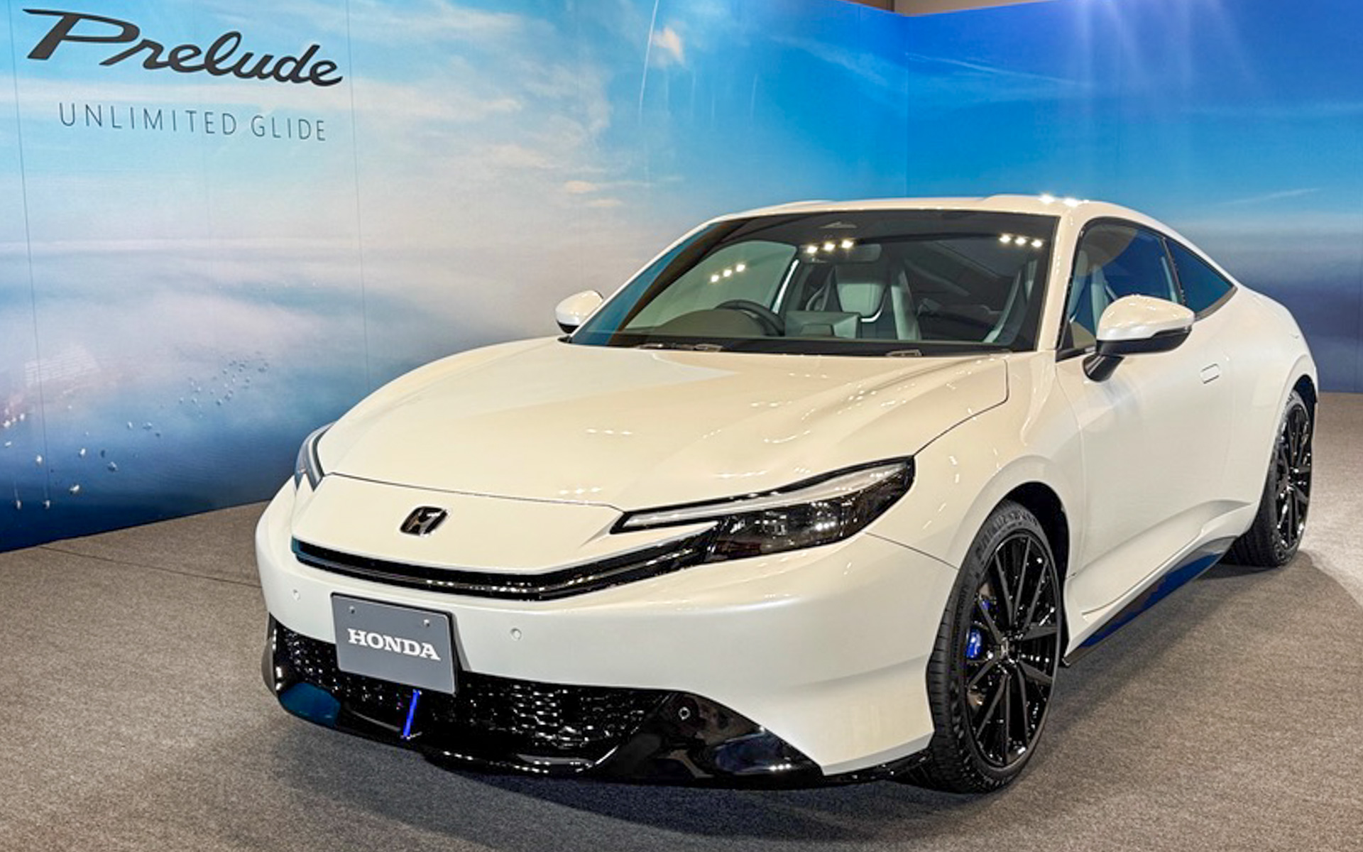 まだナイショの部分は多いものの、エクステリアとインテリアを間近で見せてもらうことができた新型プレリュード。キラキラしたホワイトカラーが新鮮です