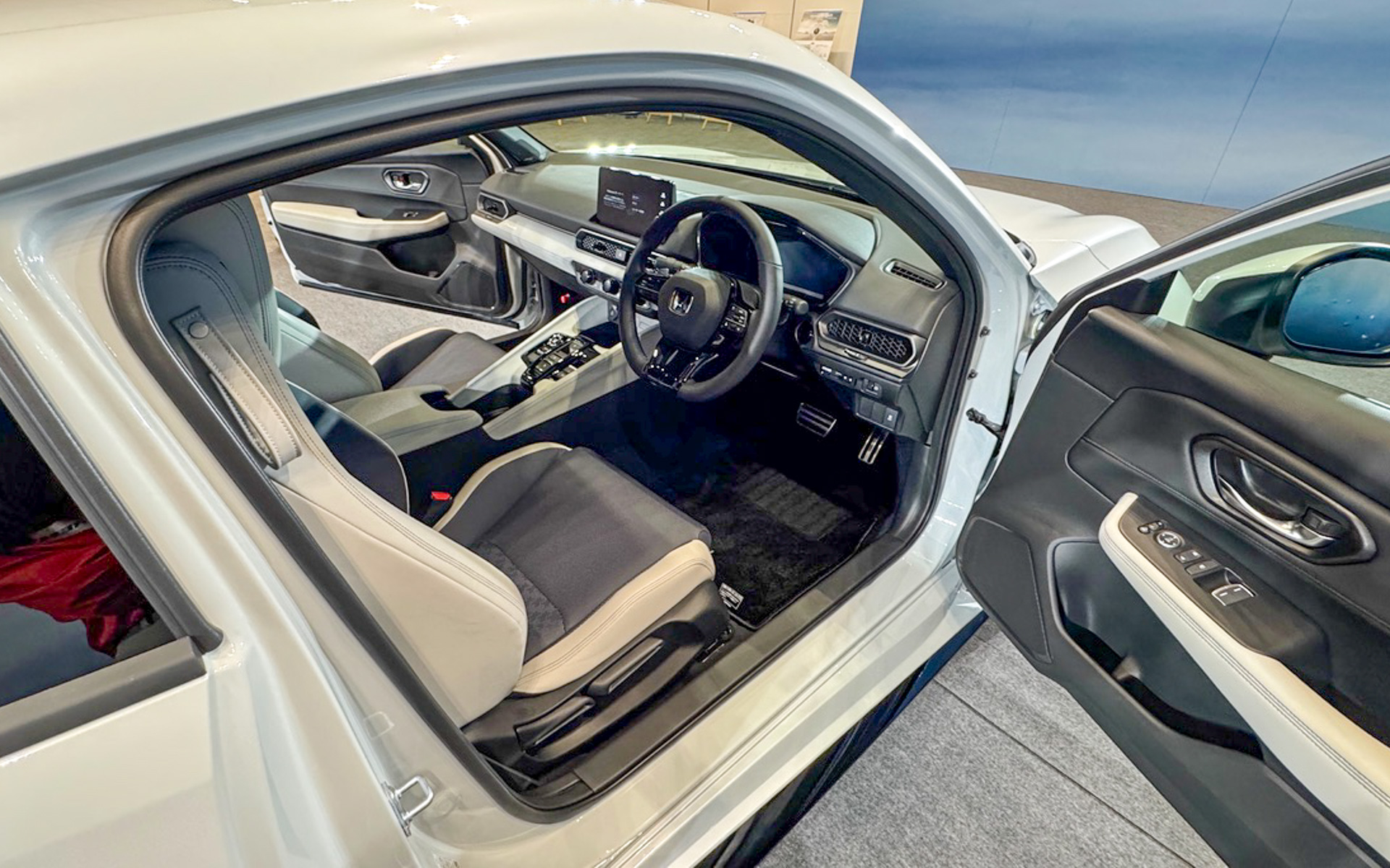 インテリアにもホワイト！　座面や背もたれで肌に触れる部分の多くはネイビーが使われているので、「汚れそう……」という心配も少し抑えられるのではないでしょうか