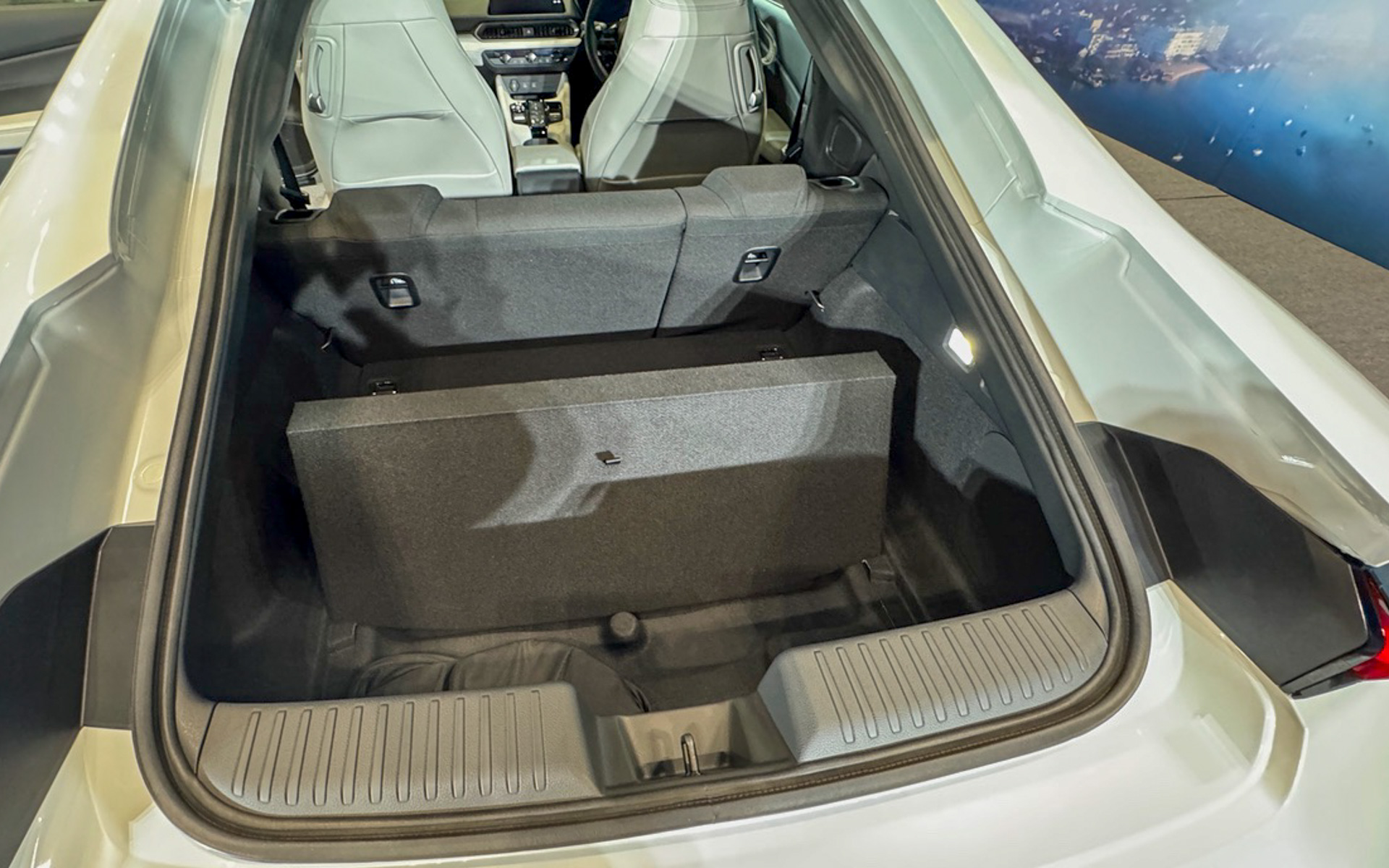 広大なラゲッジルームのフロアボードは、このように真ん中から2つ折りにして仕切りのように使えます。走行中に荷物がゴロゴロと転がらないようにできていいですよね