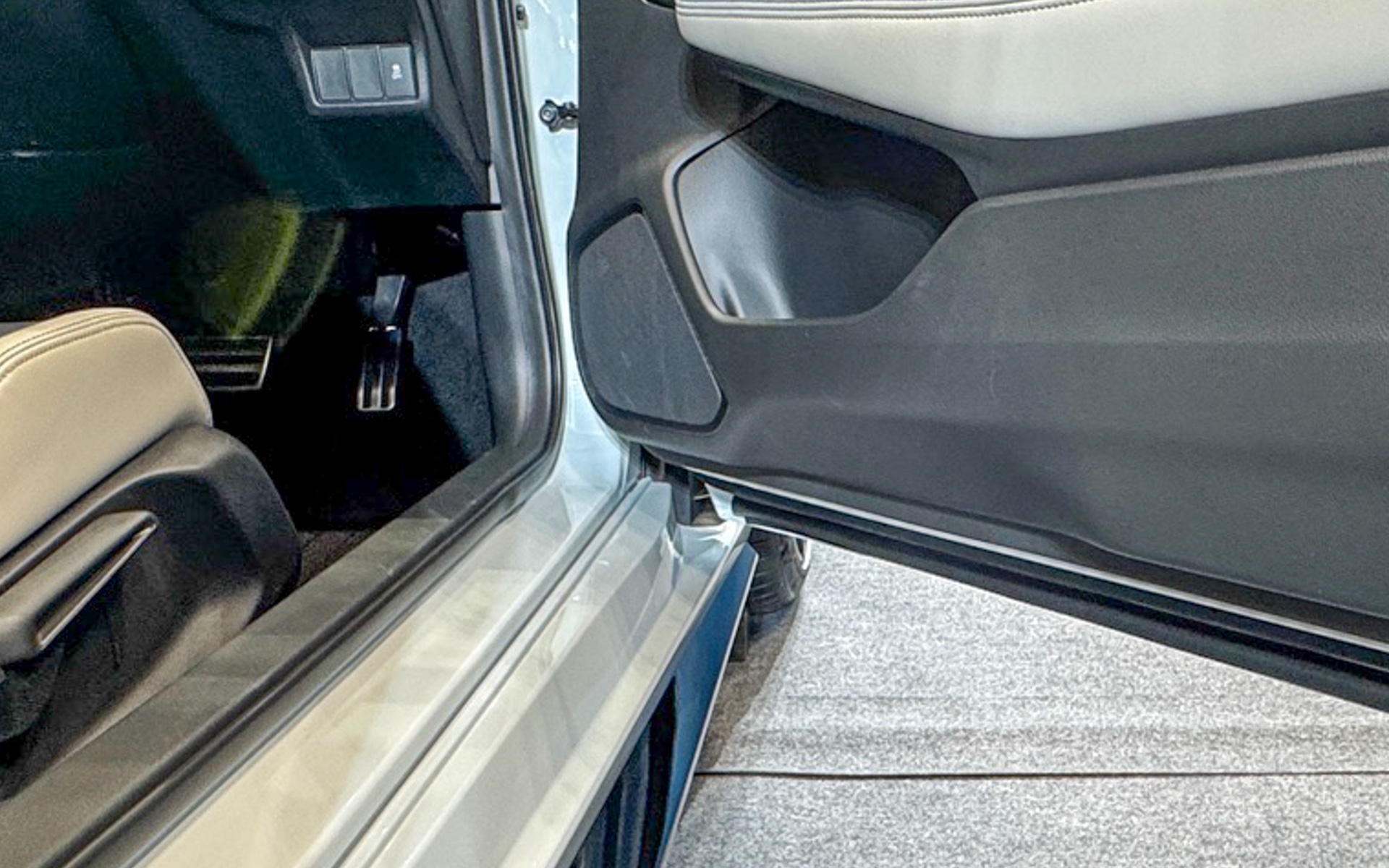 写真だとちょっとわかりにくいですが、ドアの内側でちょうど足の出し入れをする部分がえぐれており、乗り降りしやすい工夫がありました