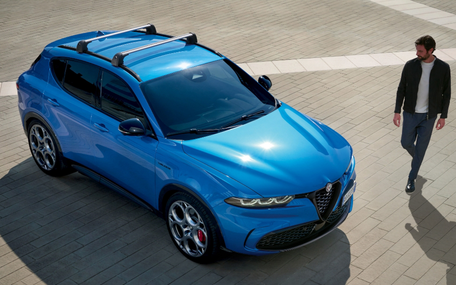  ルーフレール、クロスバー、カーゴトレイを特別装備する「トナーレ アクティブ パッケージ」