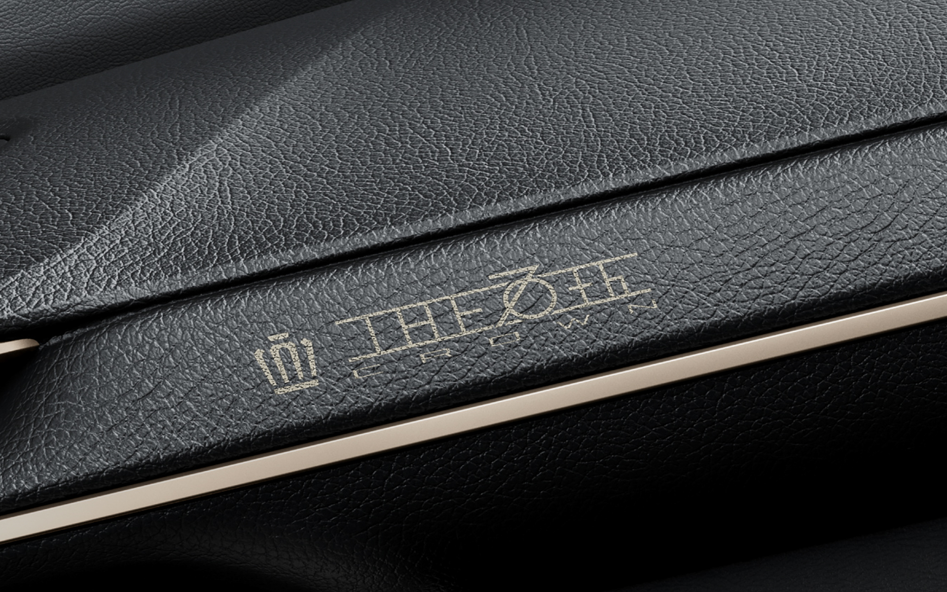 専用レザー加飾（THE 70th ロゴ入り・インストルメントパネル）