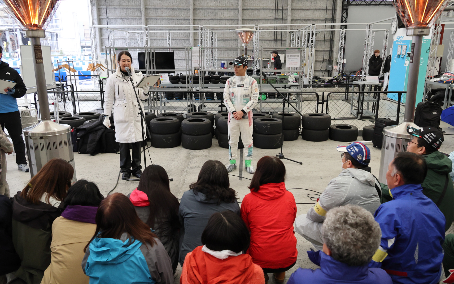 あいさつを行なう佐藤琢磨選手