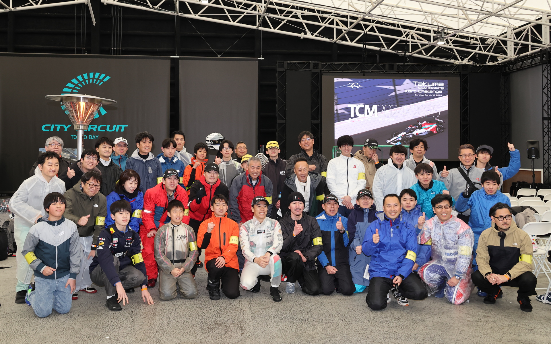 当日は雨が降るなか琢磨選手のファンと若きカートドライバーが集結。なお、琢磨選手が「TAKUMA KIDS KART CHALLENGE」を始めたきっかけは、2011年に起きた東日本大震災。その復興支援プロジェクトとしてグリコとともに、スポーツを通じて被災した子供たちのチャレンジをサポートする「With you Japan」を立ち上げて、いろいろなスポーツ大会を全国各地で開催したのがはじまりだったという