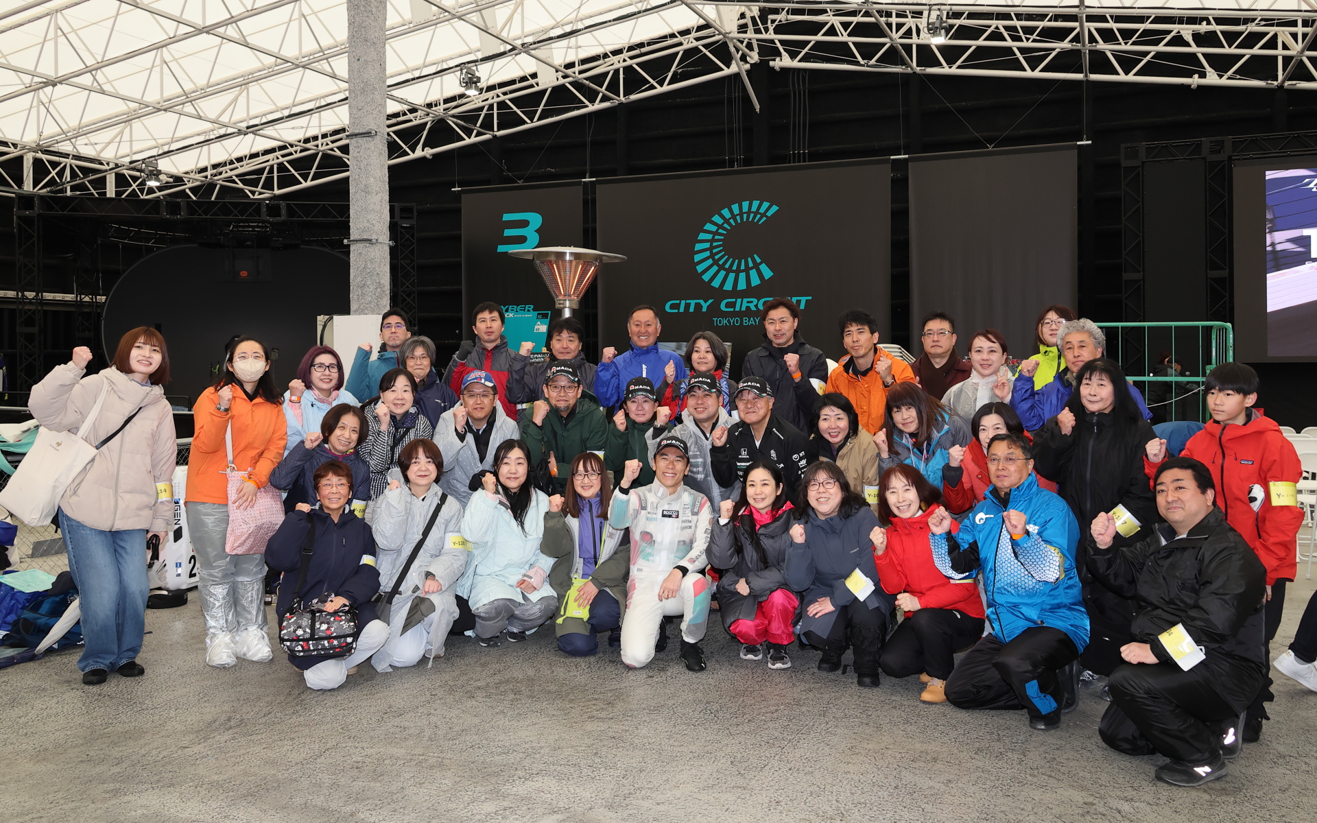 当日は雨が降るなか琢磨選手のファンと若きカートドライバーが集結。なお、琢磨選手が「TAKUMA KIDS KART CHALLENGE」を始めたきっかけは、2011年に起きた東日本大震災。その復興支援プロジェクトとしてグリコとともに、スポーツを通じて被災した子供たちのチャレンジをサポートする「With you Japan」を立ち上げて、いろいろなスポーツ大会を全国各地で開催したのがはじまりだったという