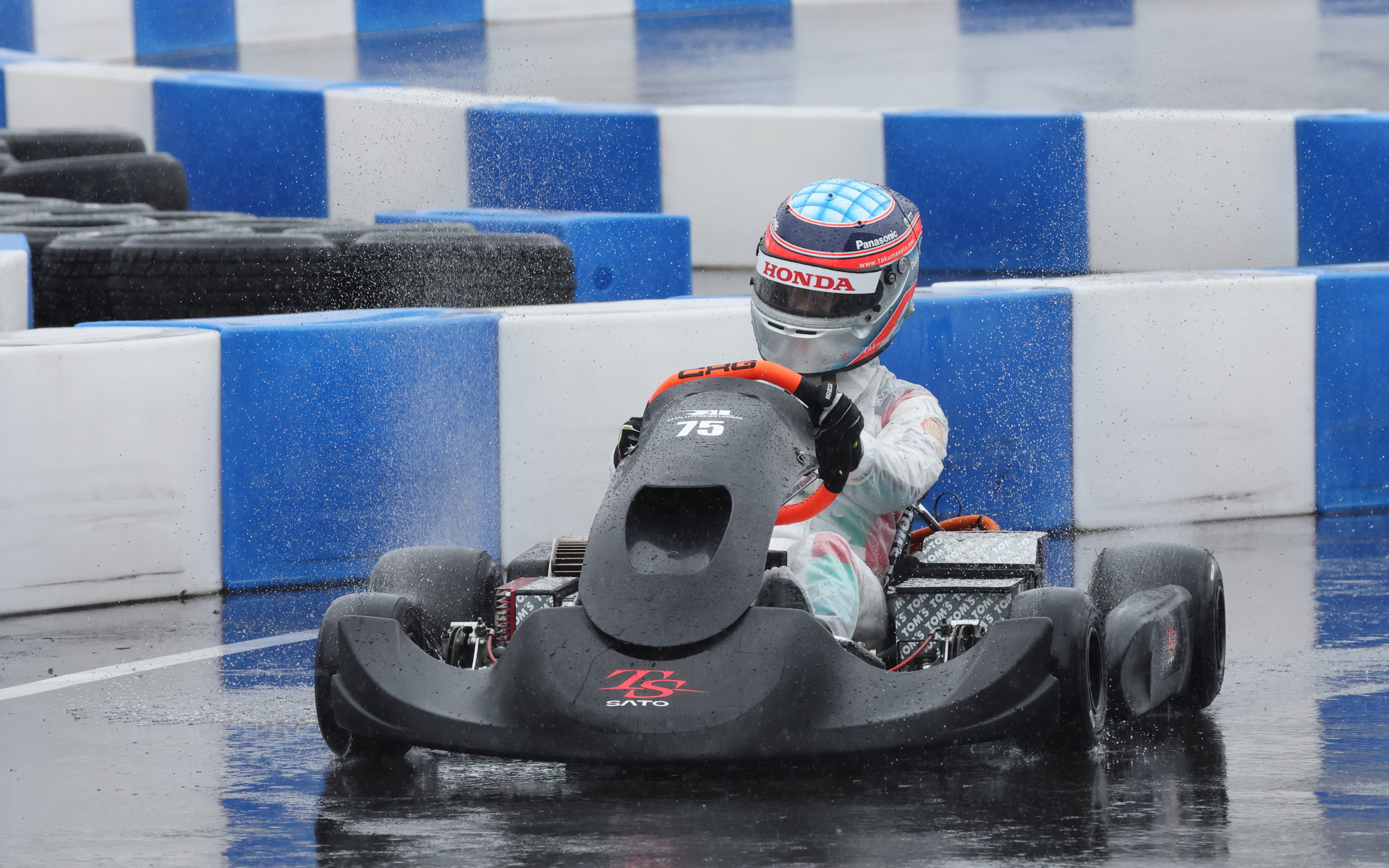 ウェットコンディションのなか激走する佐藤琢磨選手