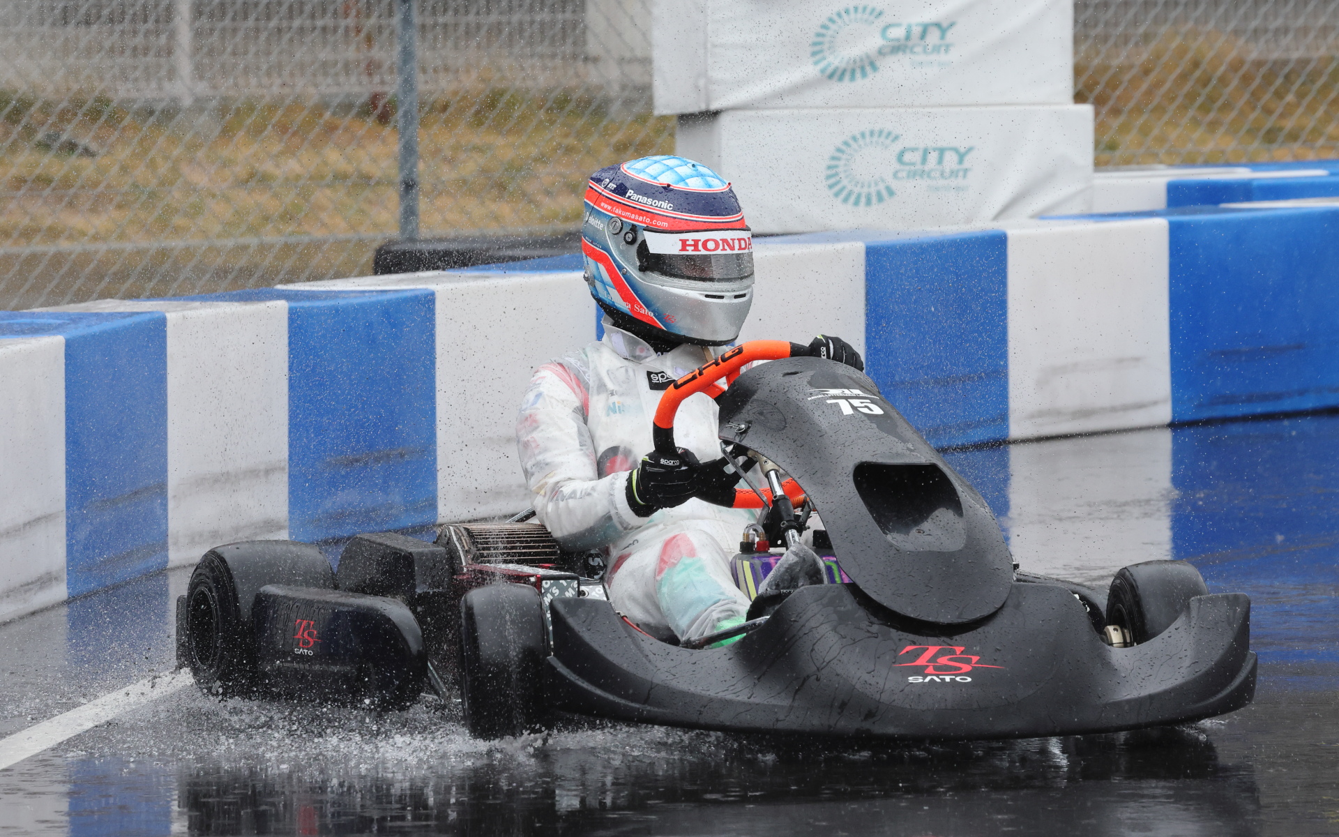 ウェットコンディションのなか激走する佐藤琢磨選手