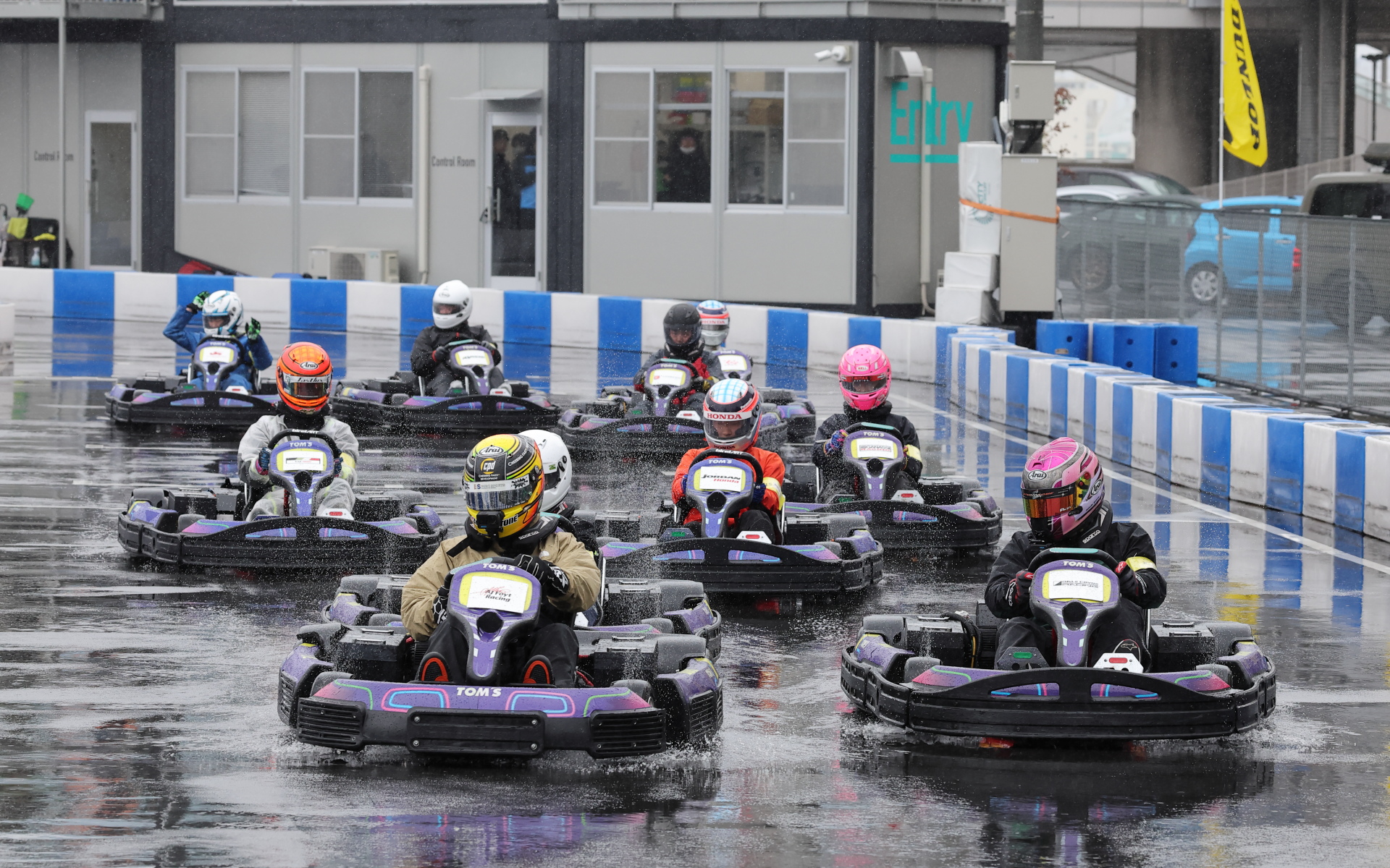 ウェットコンディションのなか激走する佐藤琢磨選手