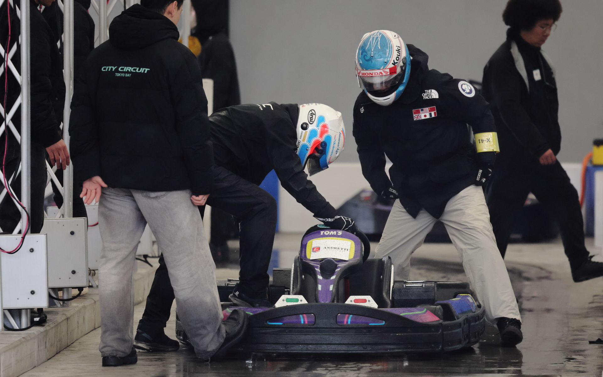 筆者もチャレンジクラスに参加。雨の降る中、EVカートのポテンシャルの高さを体感できた