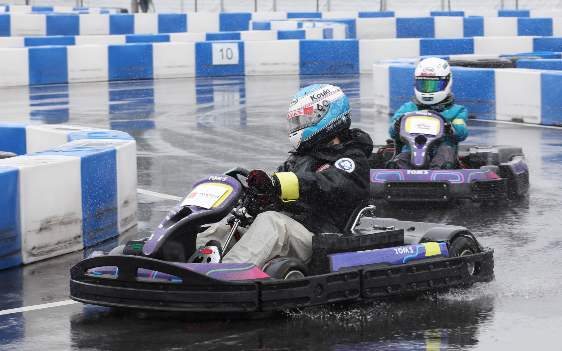 筆者もチャレンジクラスに参加。雨の降る中、EVカートのポテンシャルの高さを体感できた