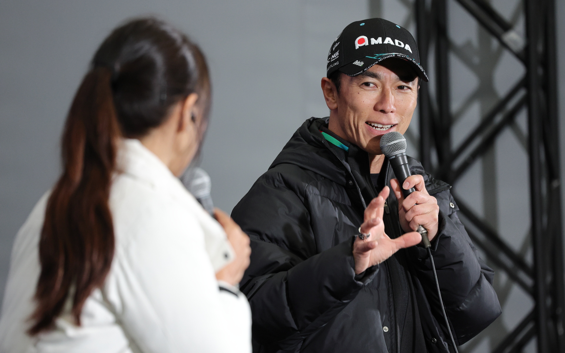 琢磨選手はインディ500への意気込みについても触れ、「もちろん3勝目を狙っていきます。今年は去年に引き続き、レイホール・レターマン・ラガニン・レーシングで走るんですけれども、やはり復帰戦の……ボクは年に一度しか復帰しないんですけれども（笑）、復帰戦（スポット参戦）って難しいんですよ、いろいろね。たとえば一昨年のレイホールって予選落ちをしているくらいスーパースピードウェイ（インディ500のコース）では苦労していたんですけれど、（去年は）本当にいろいろな取り組みをしまして、予選ではホンダとしては2位、（全体では）トップ10に入るところまで引っ張れたのはすごくよかったと思うんですね。ただ決勝は残念ながら雨の影響もあって5～6時間順延しちゃったので、コンディショも大幅に変わっててしまって。ボクとしては満足いくようなレース展開はできなかったんだけれども、たくさんのヒントというか、いいところが見えたので。今年はそれをしっかりと次のステップにつなげてがんばりたいと思います」と述べた