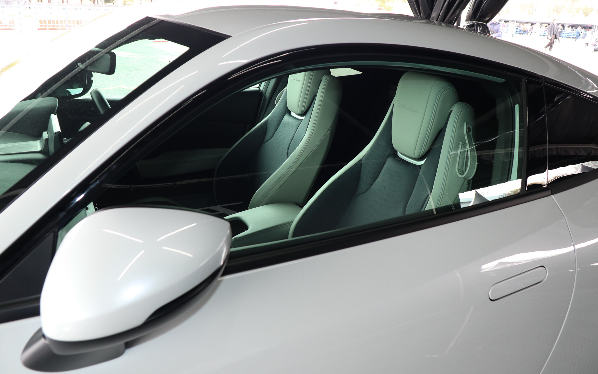 クリアになったガラスウィンドウ越しに車内を見ることができる