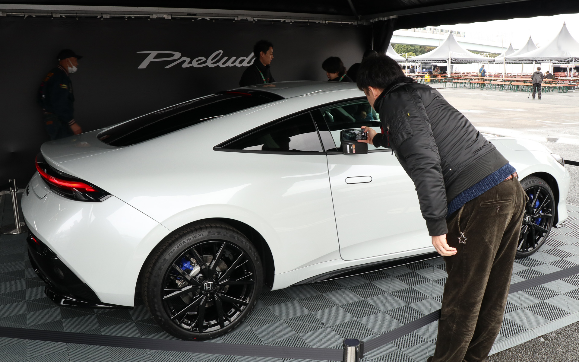 スマートフォンでインテリアの様子を撮影する人の姿も多く見られた