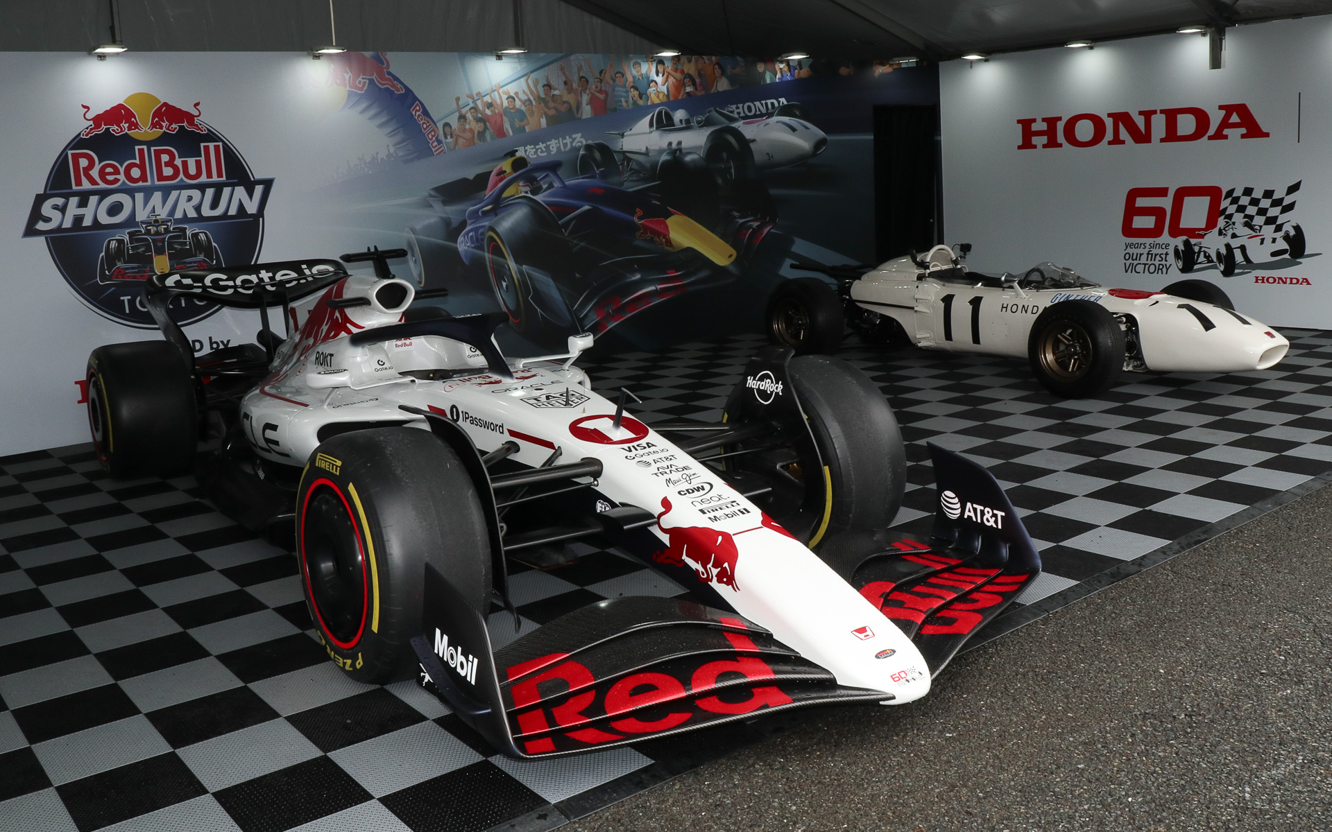 「F1展示エリア」では「レッドブル・レーシング RB21」（ショーカー）と「ホンダ RA272」を並べて展示