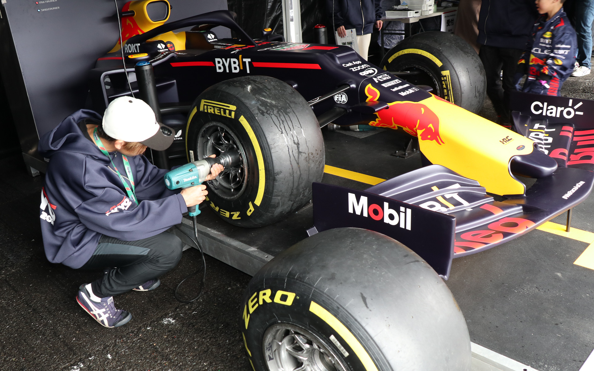 タイヤ交換作業でF1チームのピットクルー気分を味わえる「ピットストップチャレンジ