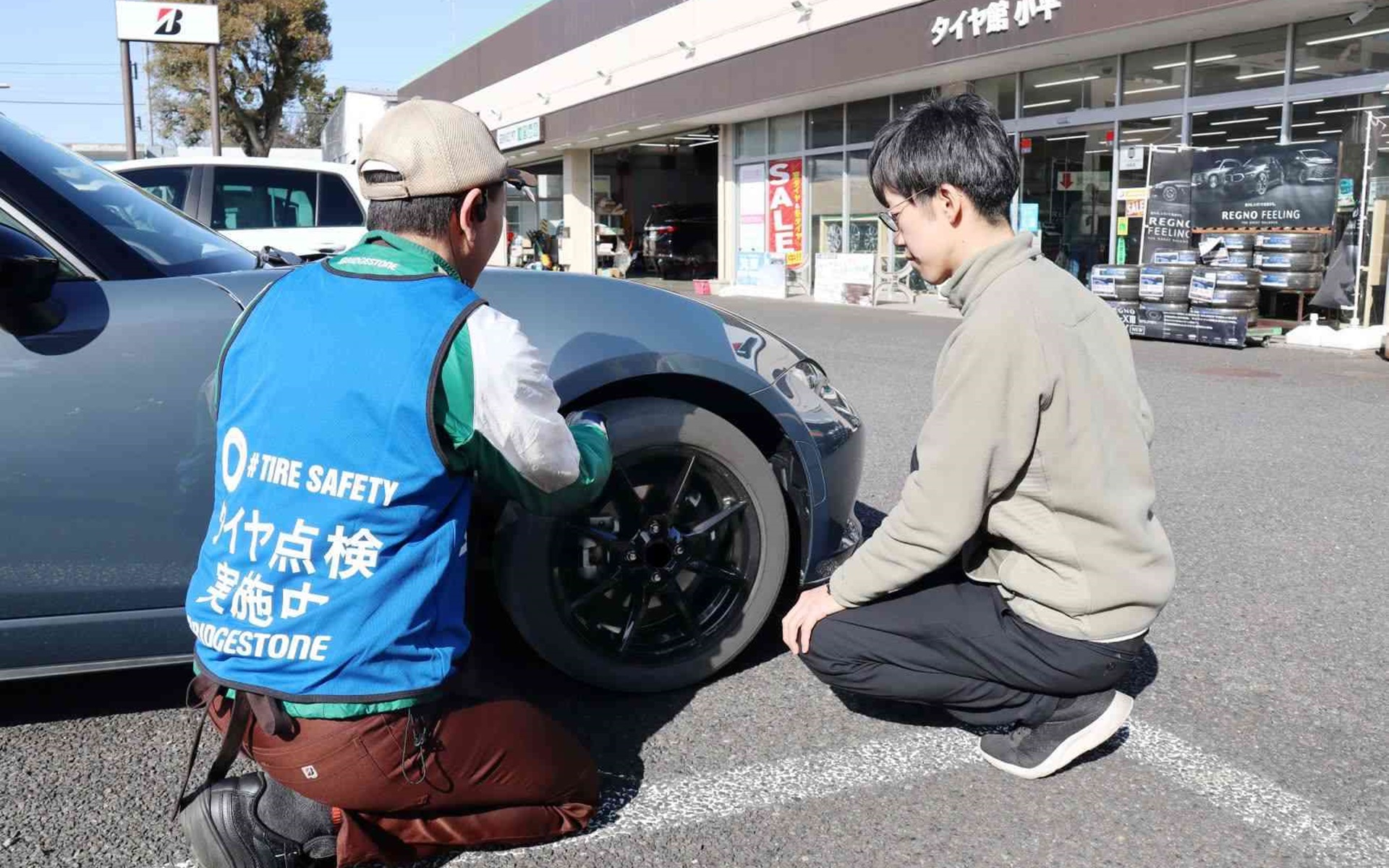 「#TIRE SAFETY」活動におけるタイヤ安全点検の様子