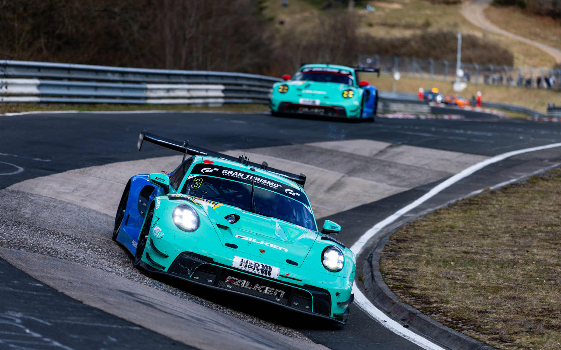 ニュルブルクリンク耐久シリーズ開幕戦で優勝したファルケンモータースポーツチームの｢Porsche 911 GT3R｣3号車（前）と4号車（後）