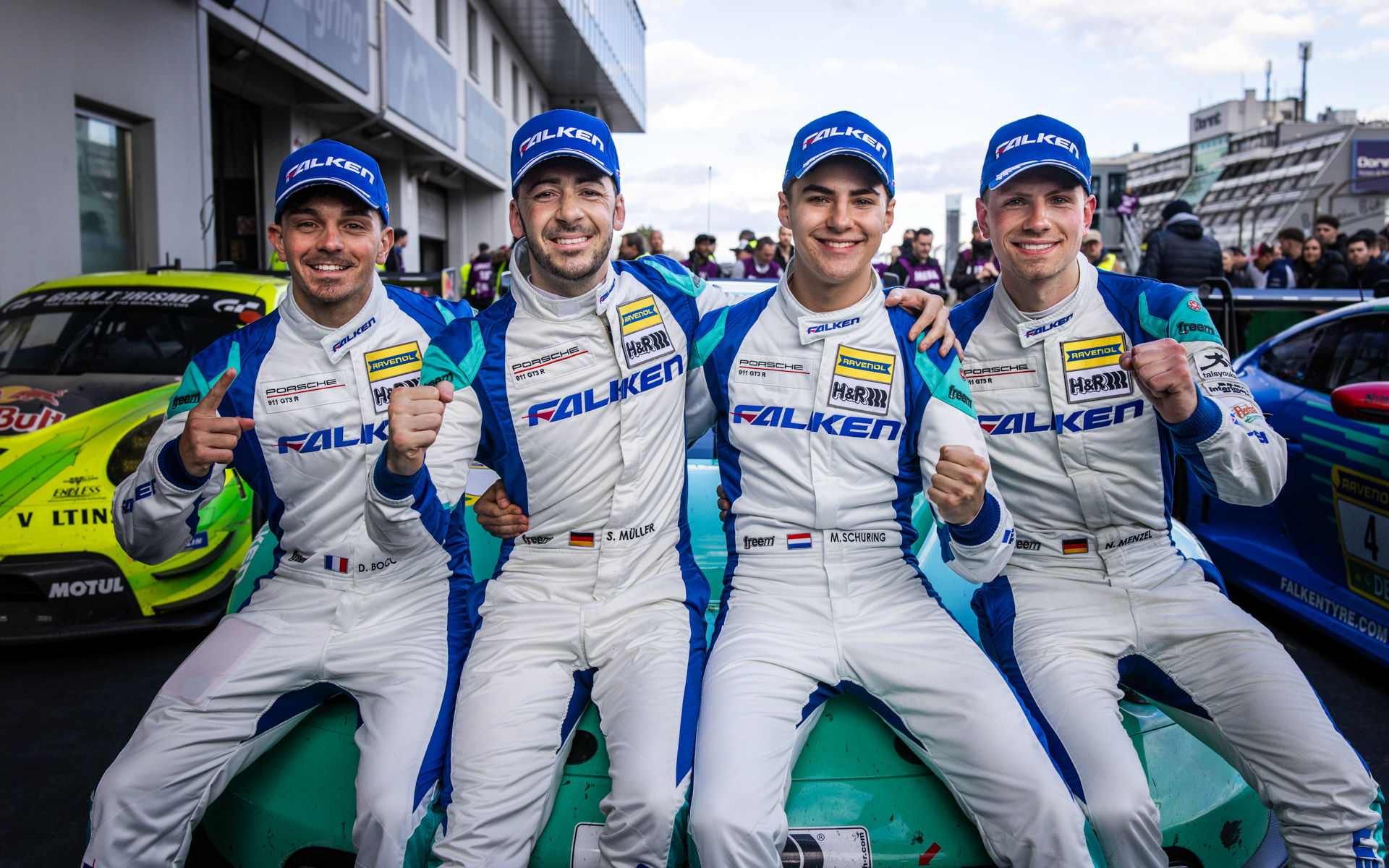 左からDorian Boccolacci選手、Sven Müller選手、Morris Schuring選手、Nico Menzel選手