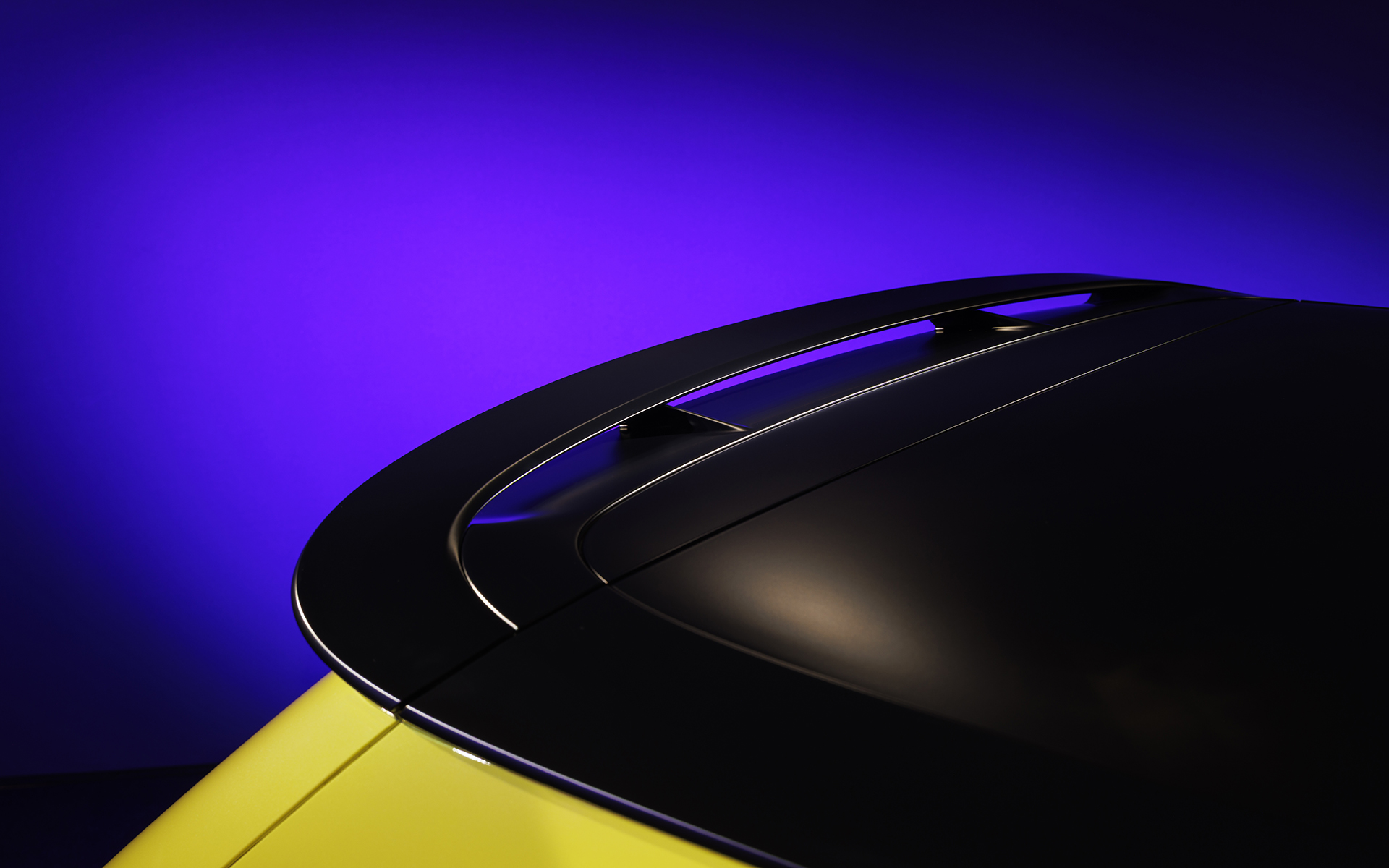 カーボンボディ専用に改良されたアルミシャシーを採用するとともに、後輪にインホイール・モーターを装備して最高出力540HP/最大トルク4800Nmを実現。70kWhのリチウムイオンバッテリを搭載して最大航続距離は400km（WLTP）。0-100km/h加速3.5秒以下、最高速は270km/hとしている