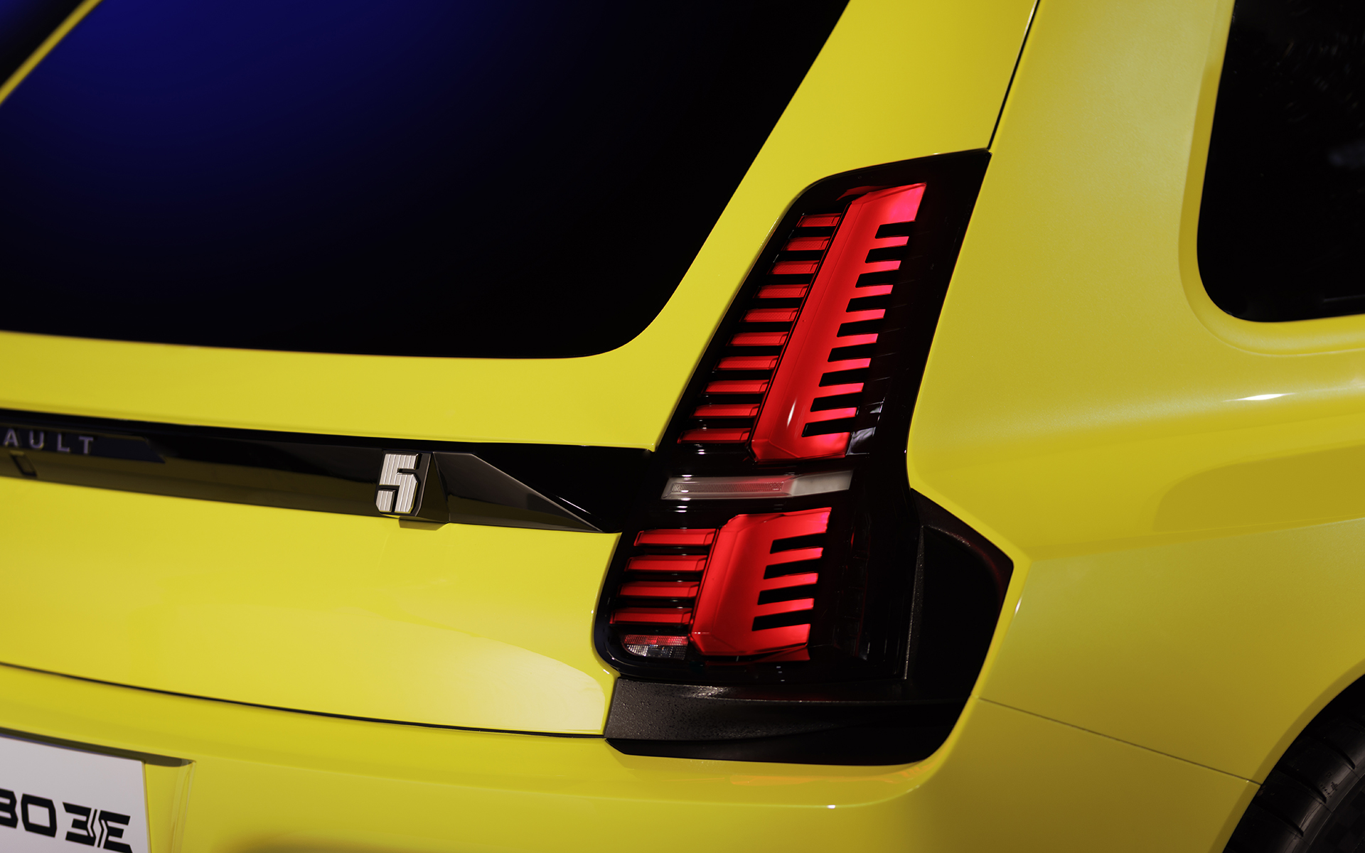 カーボンボディ専用に改良されたアルミシャシーを採用するとともに、後輪にインホイール・モーターを装備して最高出力540HP/最大トルク4800Nmを実現。70kWhのリチウムイオンバッテリを搭載して最大航続距離は400km（WLTP）。0-100km/h加速3.5秒以下、最高速は270km/hとしている