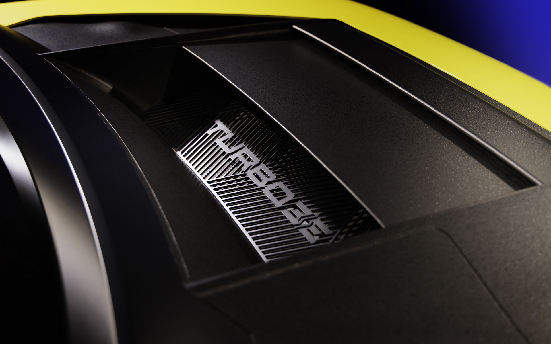 カーボンボディ専用に改良されたアルミシャシーを採用するとともに、後輪にインホイール・モーターを装備して最高出力540HP/最大トルク4800Nmを実現。70kWhのリチウムイオンバッテリを搭載して最大航続距離は400km（WLTP）。0-100km/h加速3.5秒以下、最高速は270km/hとしている