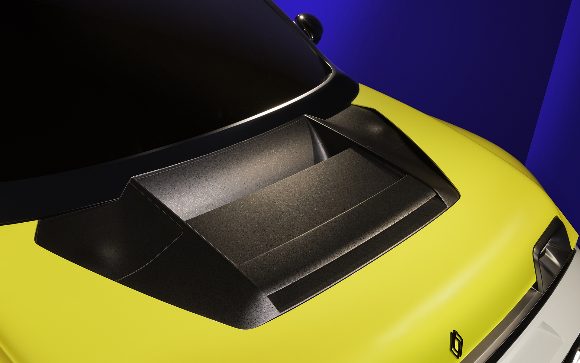 カーボンボディ専用に改良されたアルミシャシーを採用するとともに、後輪にインホイール・モーターを装備して最高出力540HP/最大トルク4800Nmを実現。70kWhのリチウムイオンバッテリを搭載して最大航続距離は400km（WLTP）。0-100km/h加速3.5秒以下、最高速は270km/hとしている