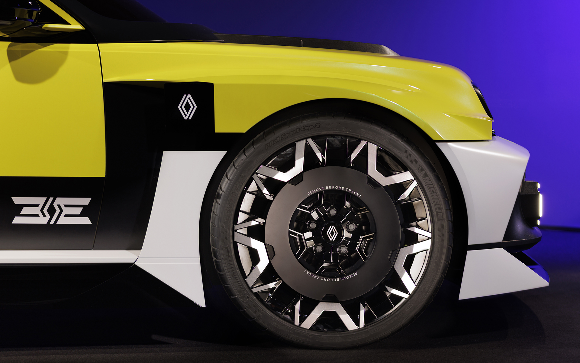 カーボンボディ専用に改良されたアルミシャシーを採用するとともに、後輪にインホイール・モーターを装備して最高出力540HP/最大トルク4800Nmを実現。70kWhのリチウムイオンバッテリを搭載して最大航続距離は400km（WLTP）。0-100km/h加速3.5秒以下、最高速は270km/hとしている