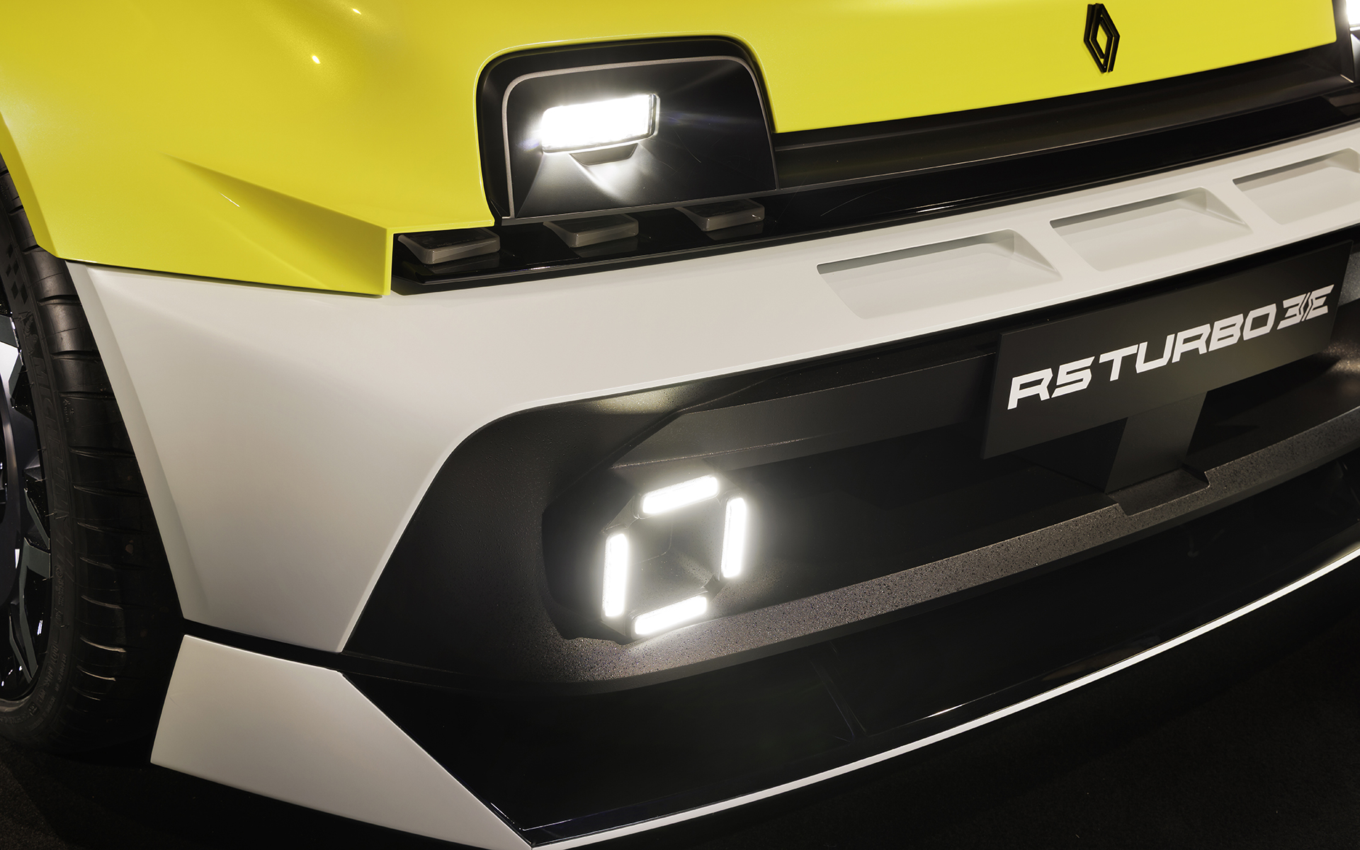 カーボンボディ専用に改良されたアルミシャシーを採用するとともに、後輪にインホイール・モーターを装備して最高出力540HP/最大トルク4800Nmを実現。70kWhのリチウムイオンバッテリを搭載して最大航続距離は400km（WLTP）。0-100km/h加速3.5秒以下、最高速は270km/hとしている