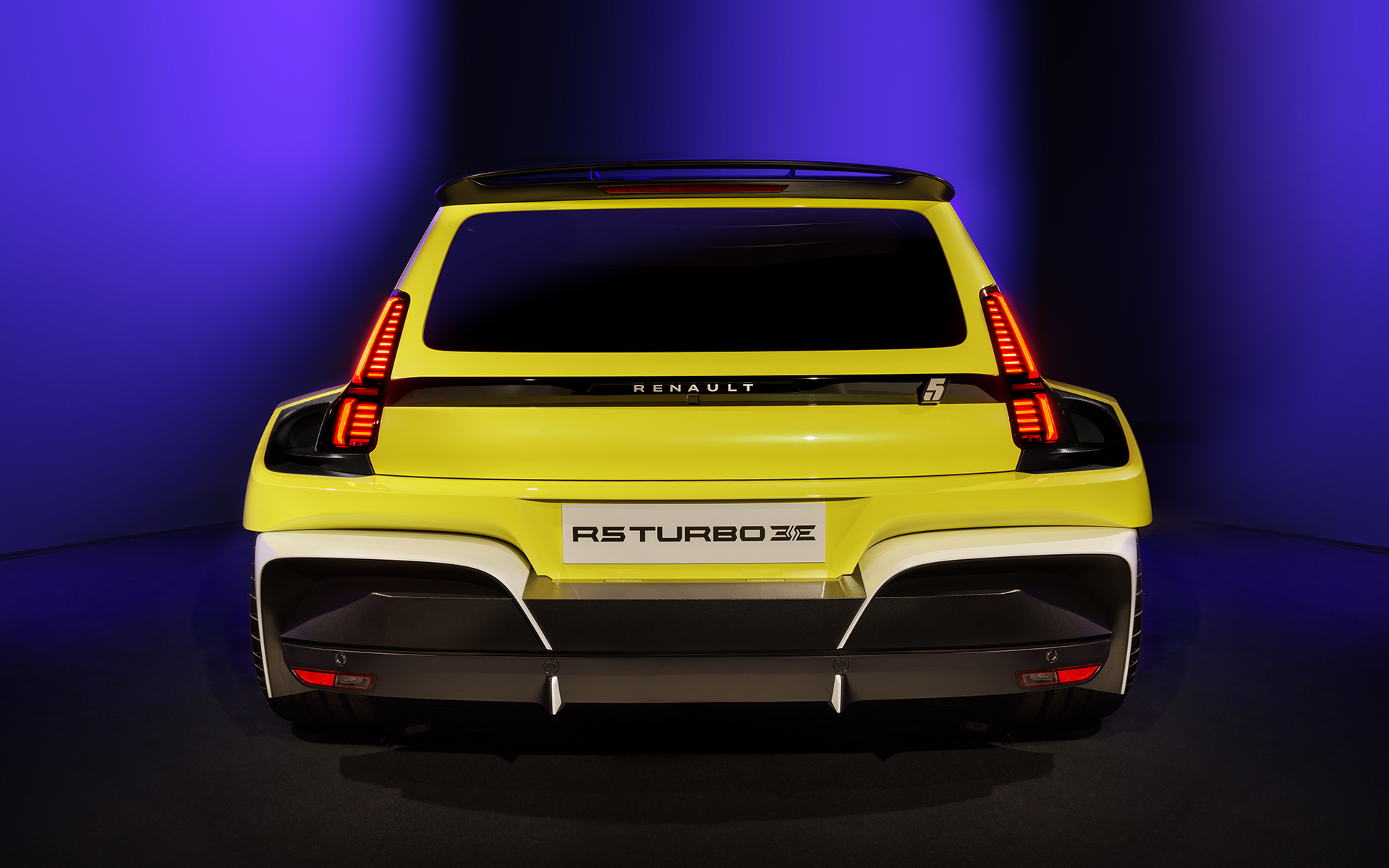 サンクターボ3Eは1980年代にラリーで活躍した小型ミッドシップモデルの「5 ターボ」「5 ターボ2」が、バッテリEVとして現代に復活したモデル。市販版の世界生産台数は1980台で、日本市場にも導入予定であることが発表されている